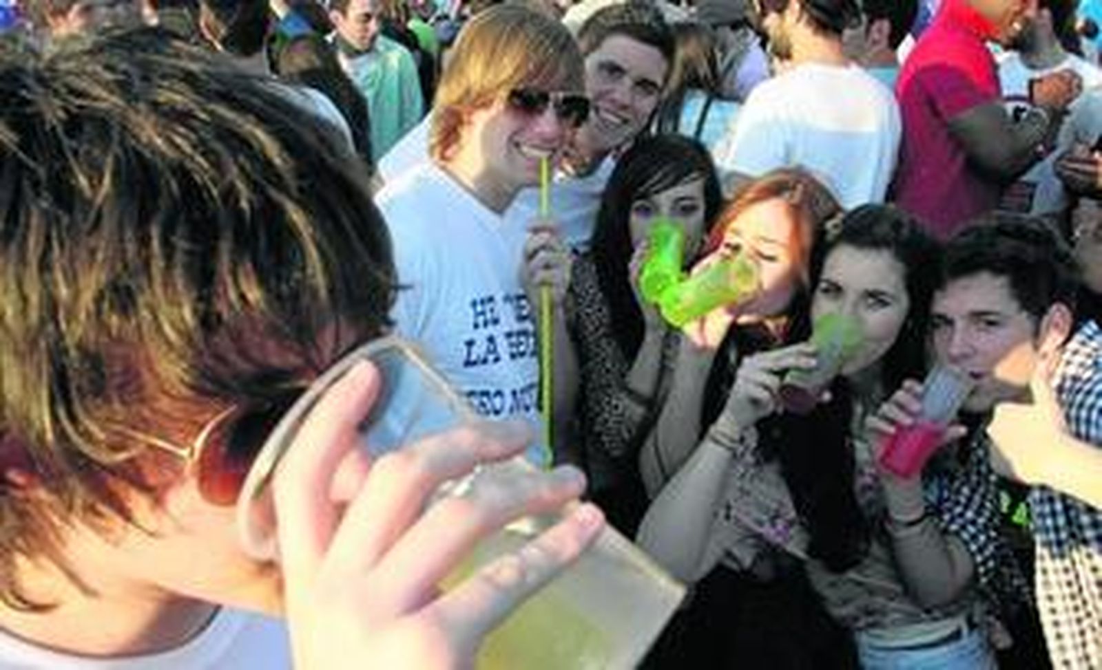 Un grupo de jóvenes consumen alcohol en el botellódromo.