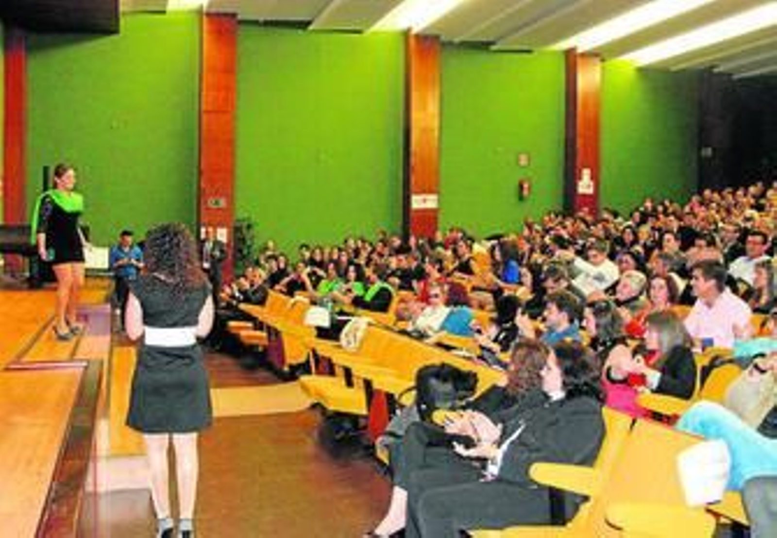 Un momento de la imposición de becas a los diplomados de la Eueje.