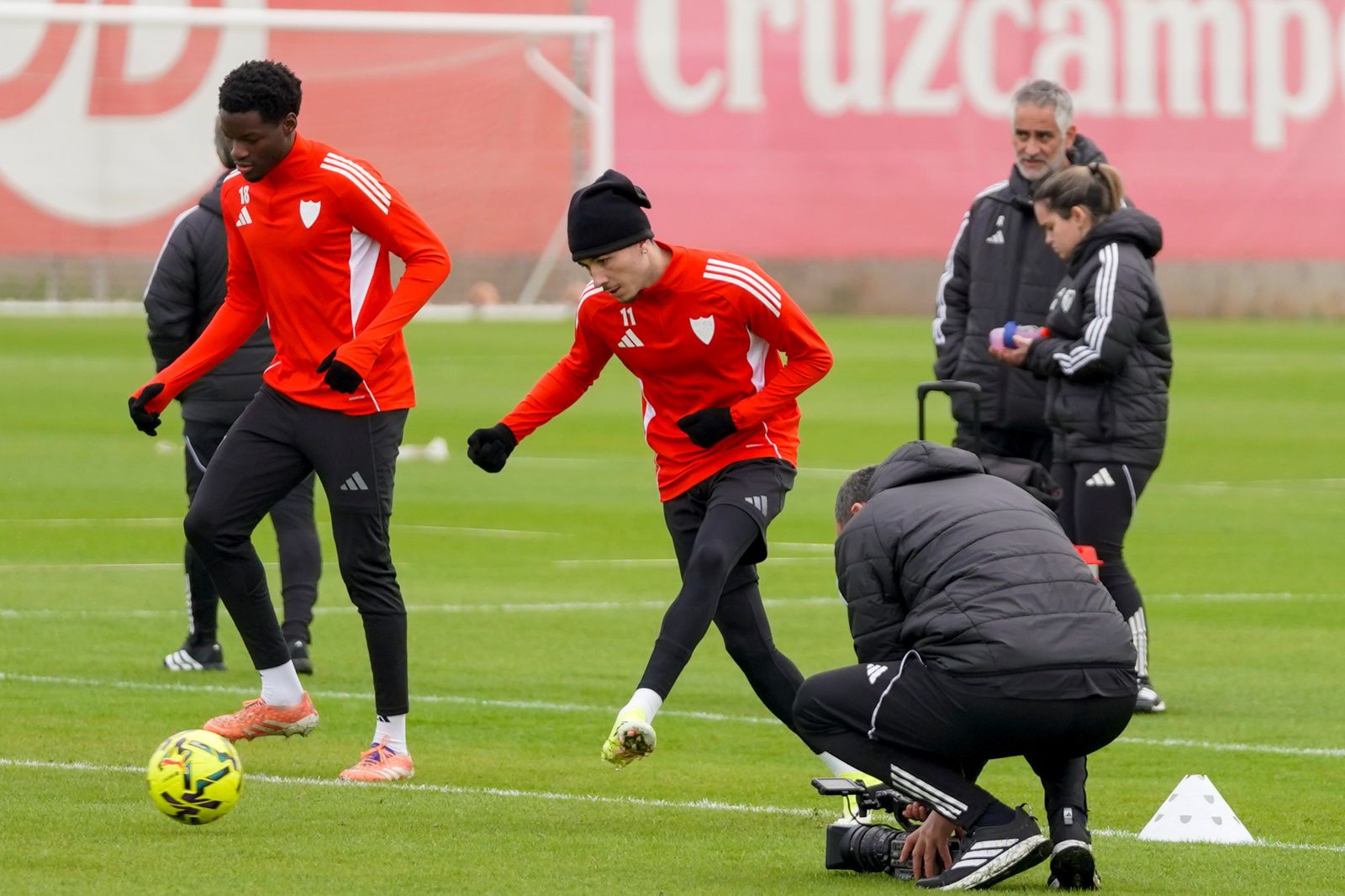 Vargas sigue entrenando bien y apunta al partido del Sevilla ante el Celta