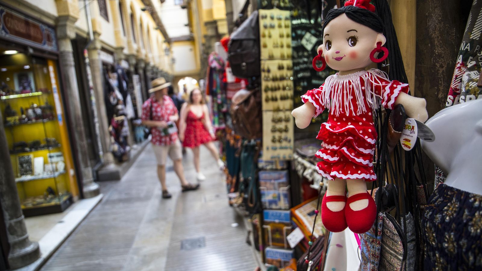 Turistas pasean por el centro de la ciudad