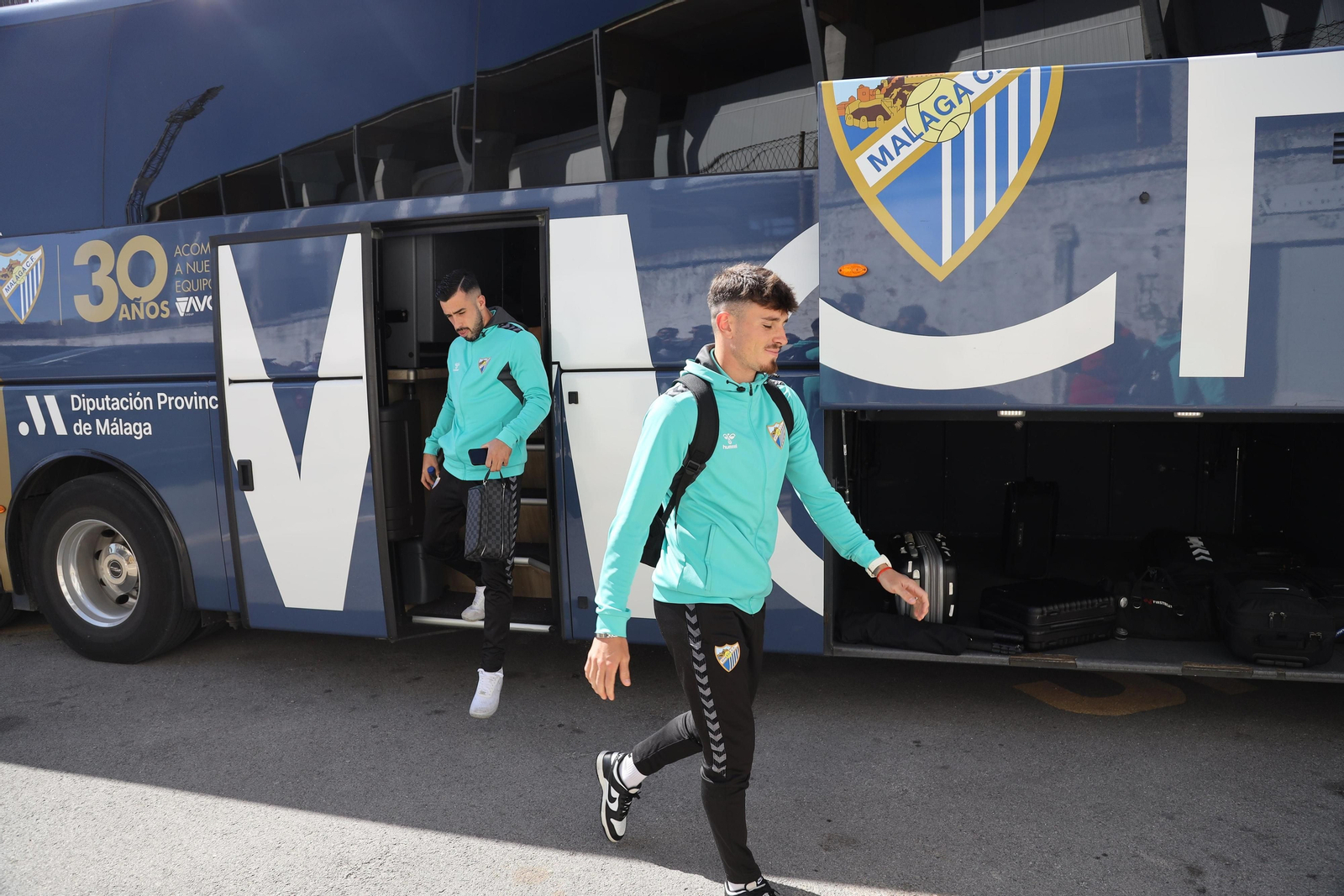 Llegada y calentamiento del Málaga CF en el campo del Atlético Sanluqueño