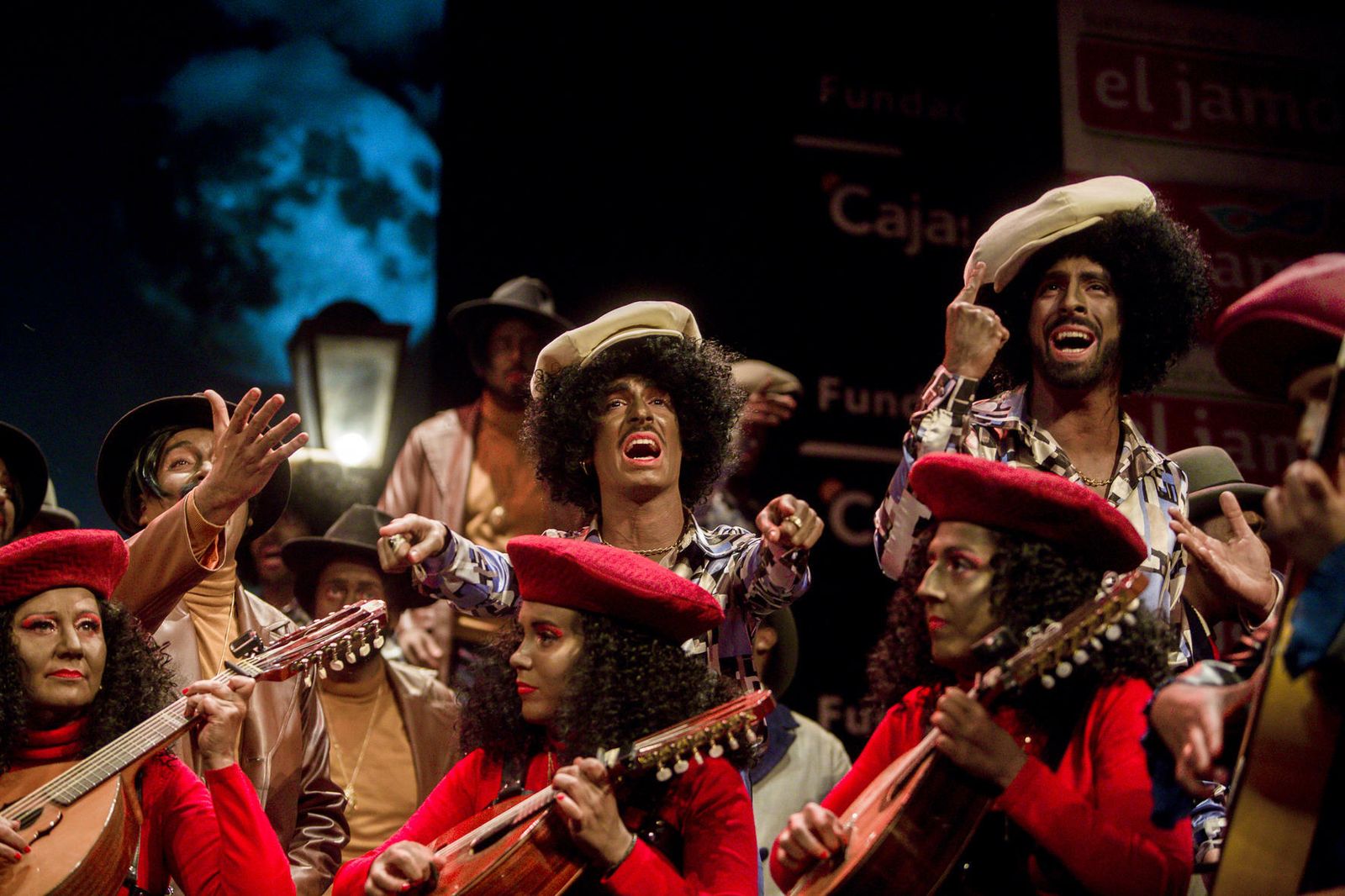 El coro 'El barrio negro' durante su actuación en semifinales.