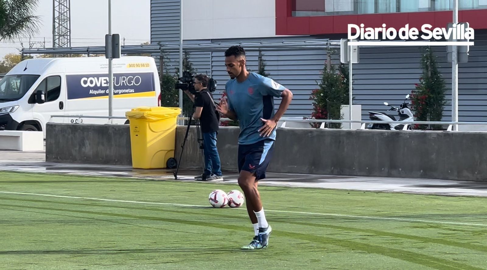 Djibril Sow se ejercita al margen del grupo.