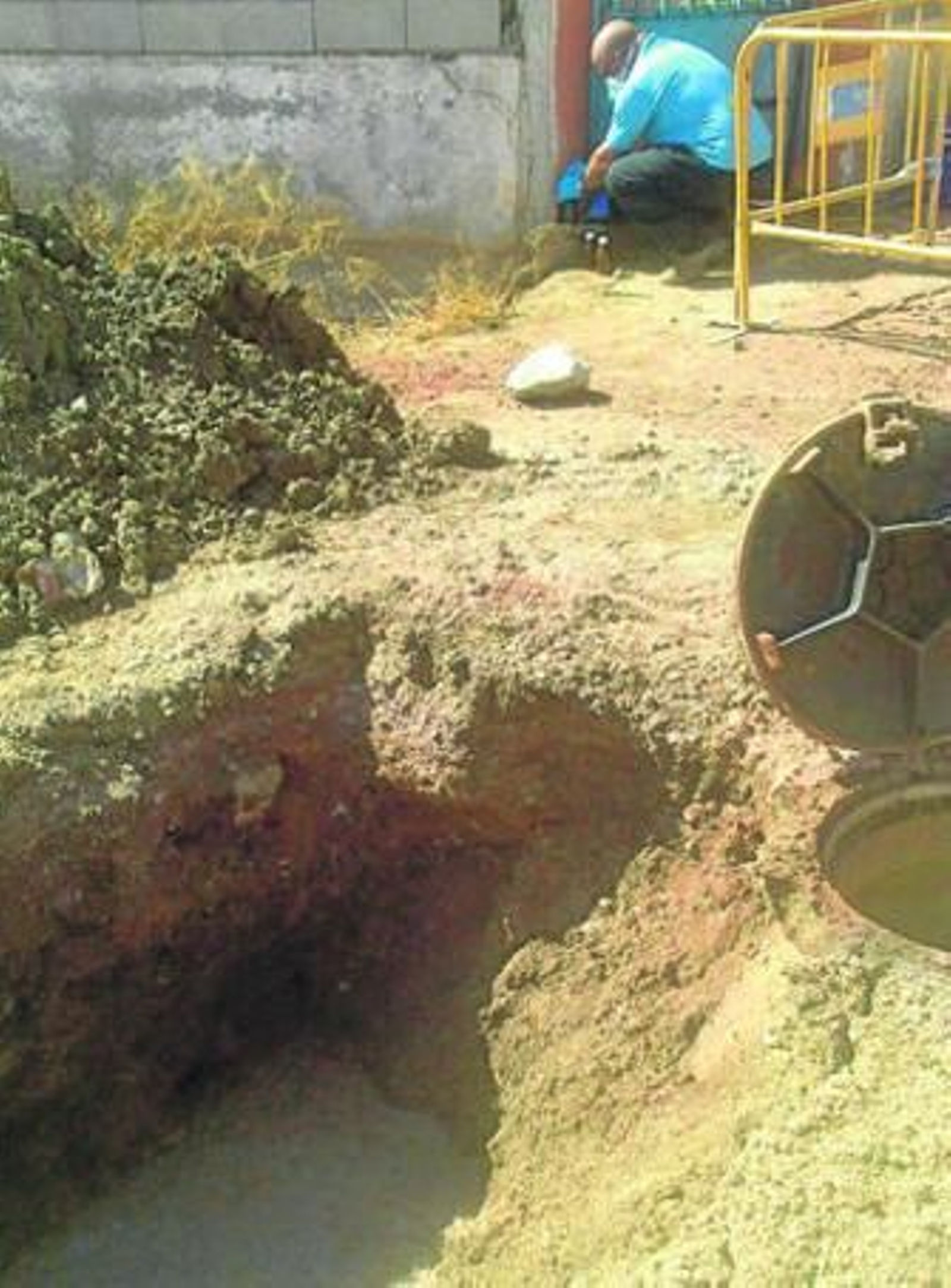 Comprobación de la acidez del agua en el camino del Polígono de los Álamos.