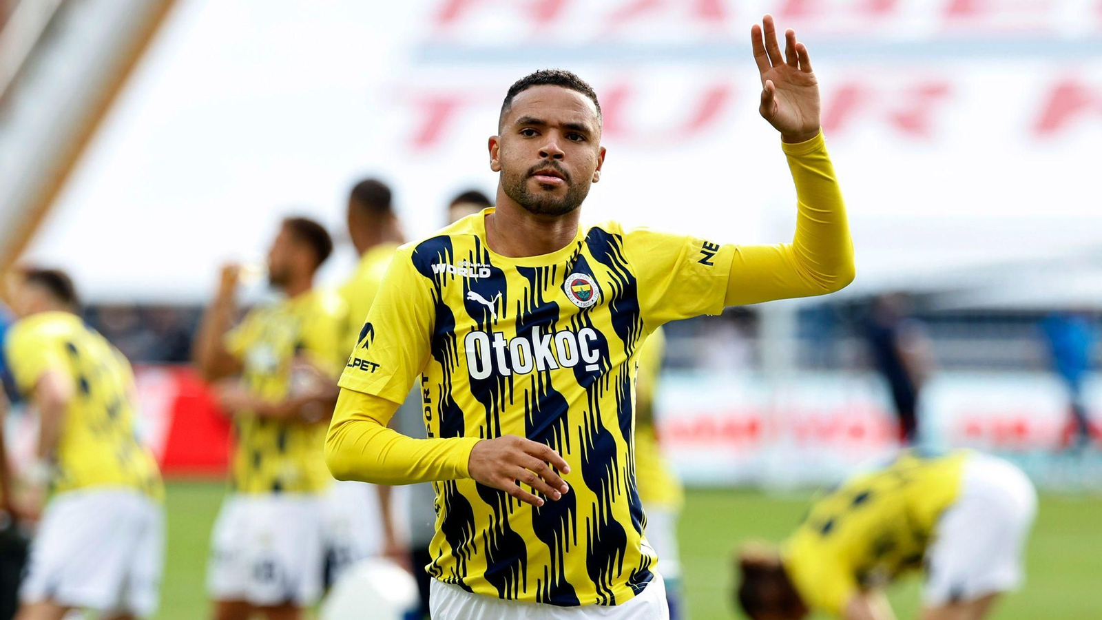 Youssef En-Nesyri durante el calentamiento de un encuentro con el Fenerbahce.
