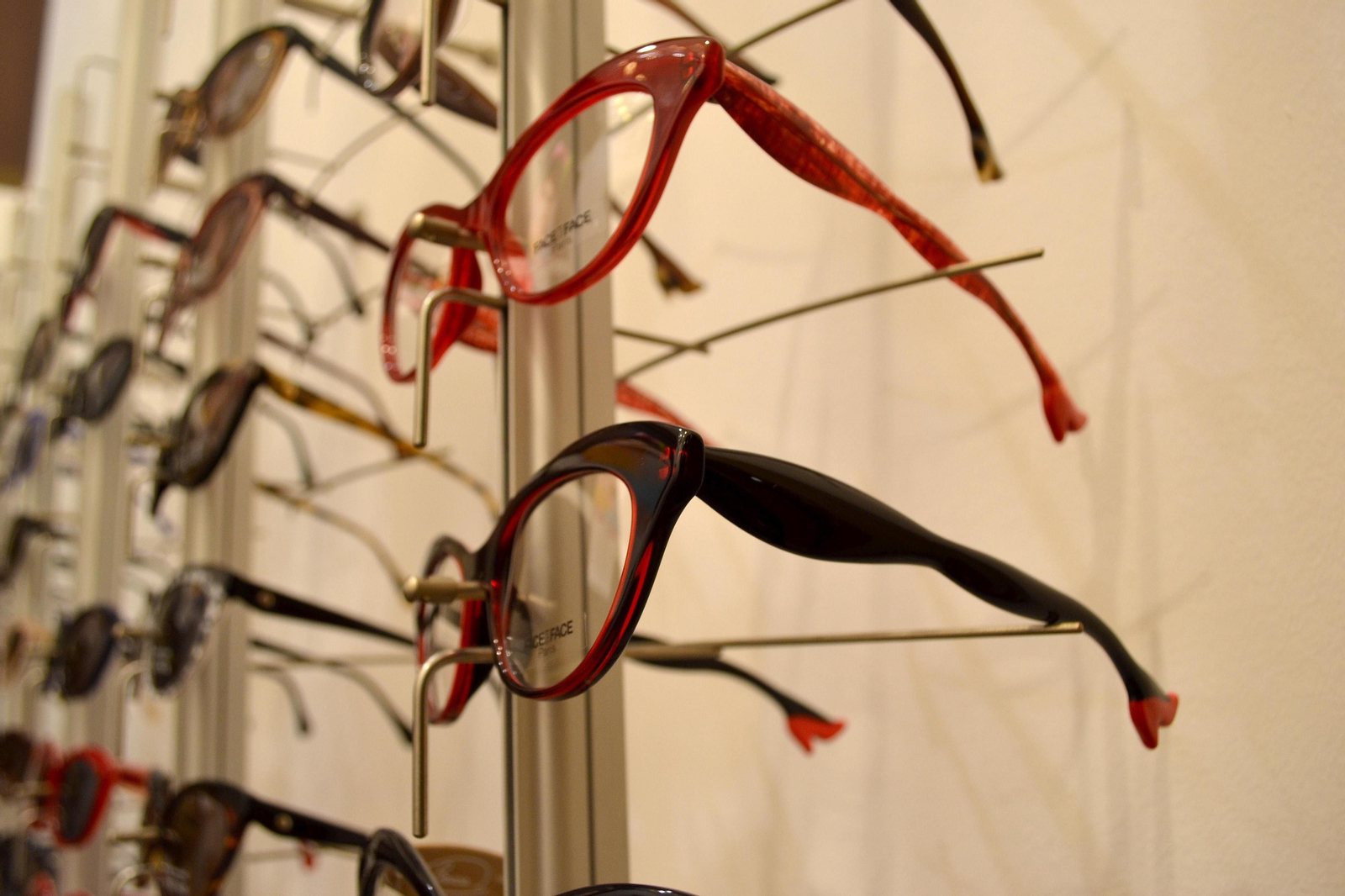 Un expositor con gafas en una óptica