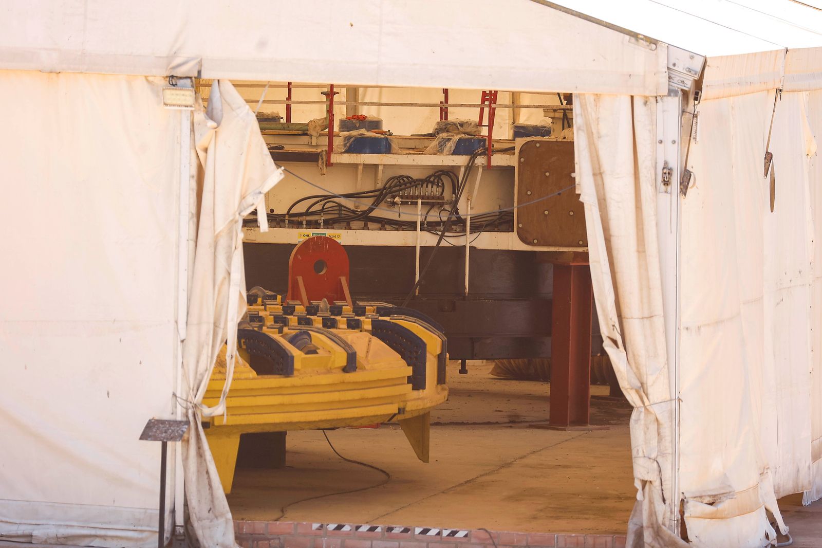 Primer plano de la rueda de corte de la tuneladora de la SE-40 almacenada en Coria.