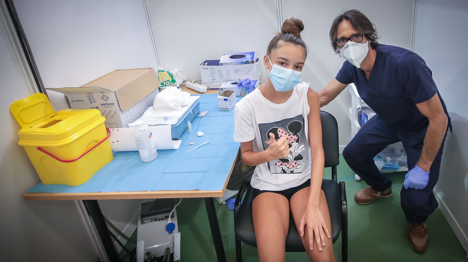 Jóvenes y menores se vacunan en el 'Veguita'