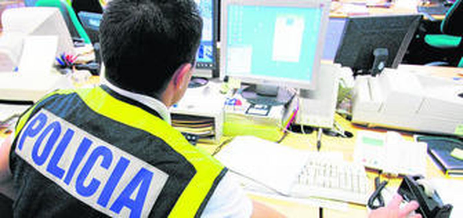 Un miembro de la Brigada de Investigación Tecnológica de la Policía Nacional.