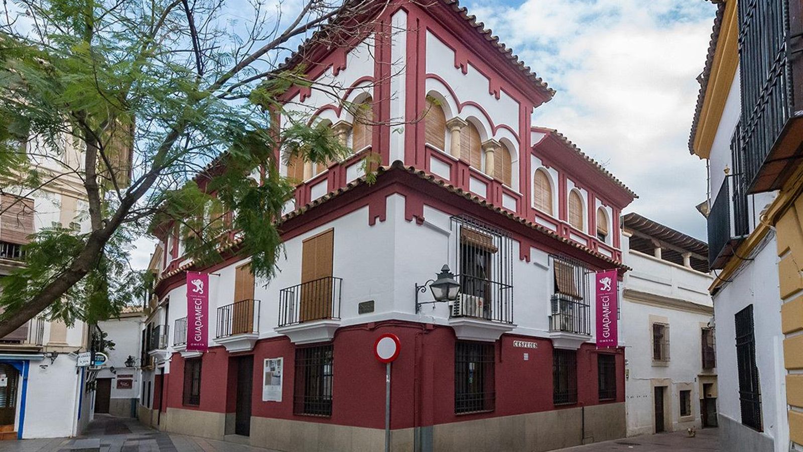 El edificio que alberga la Casa-Museo llama la atención de los transeúntes por su singularidad y belleza