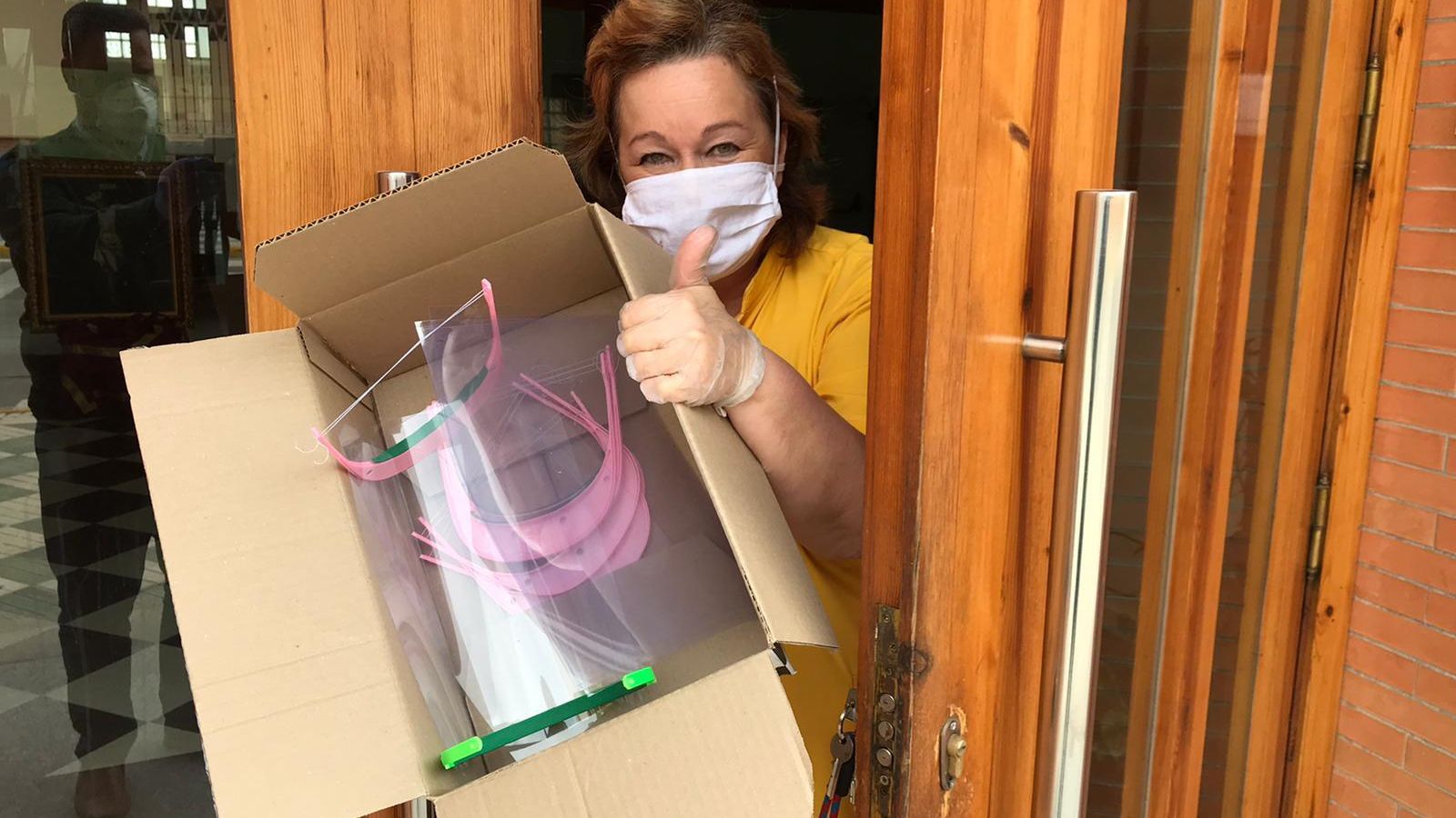 Una caja con pantallas protectoras para los trabajadores visueños.