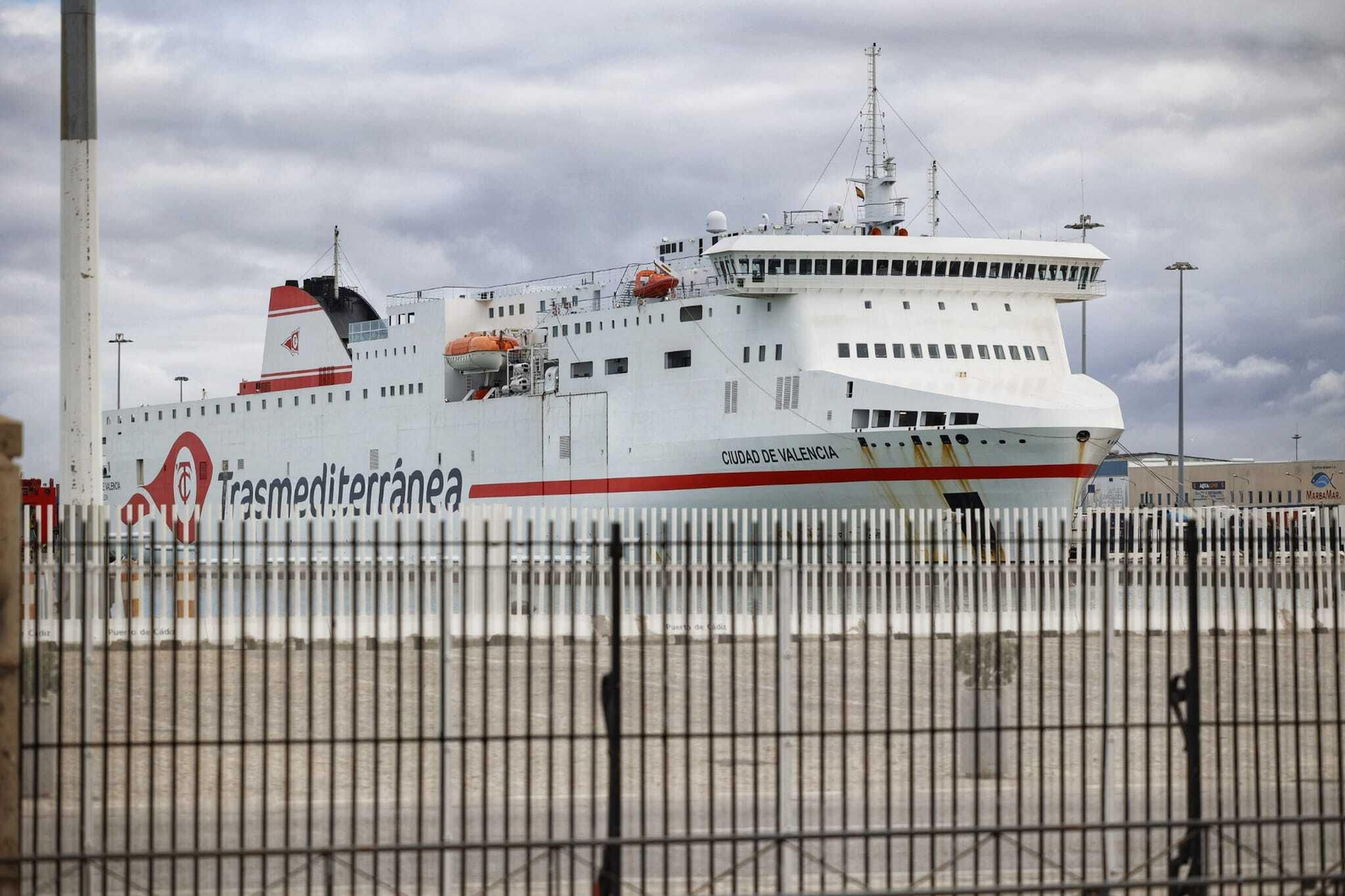 El ferry 'Ciudad de Valencia', amarrado en el muelle Marqués de Comillas.