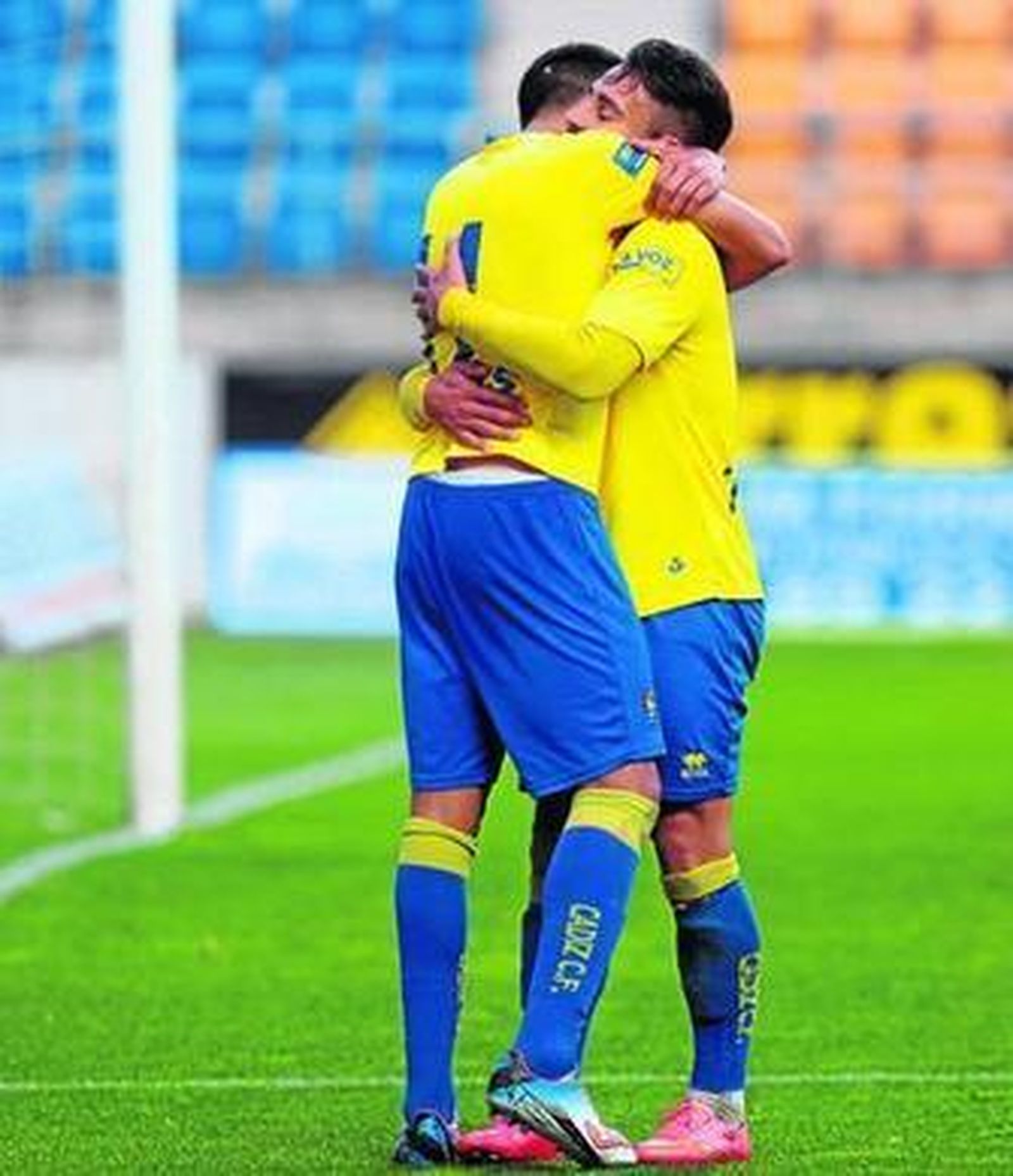 Abrazo entre Jona y Kike Márquez en la celebración de un gol.