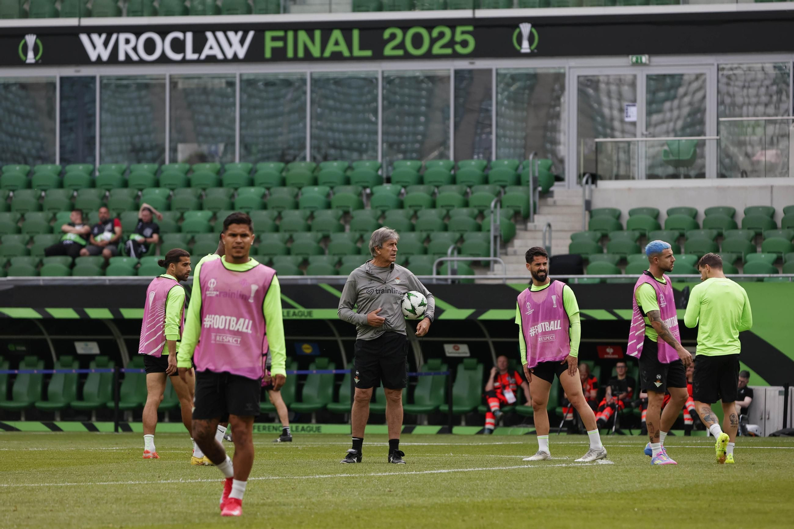 Las imágenes del entrenamiento del Betis en el Wroclaw Stadium Arena de Brestlavia