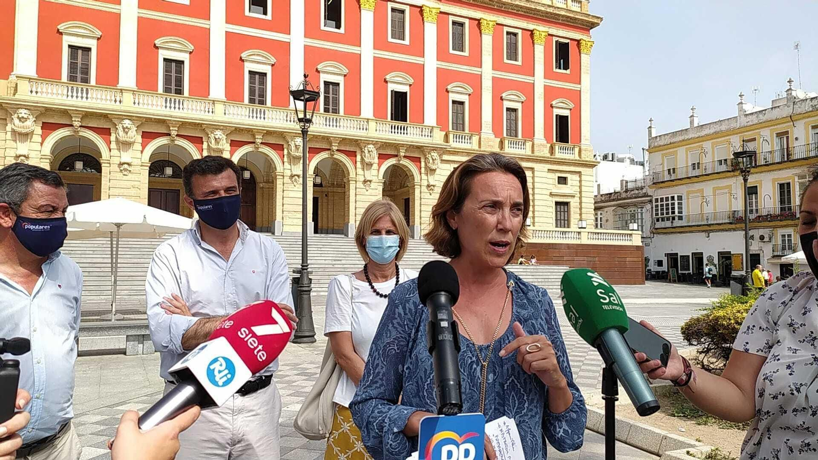Cuca Gamarra (PP), portavoz del grupo popular en el Congreso de los Diputados, en la plaza del Rey de San Fernando.