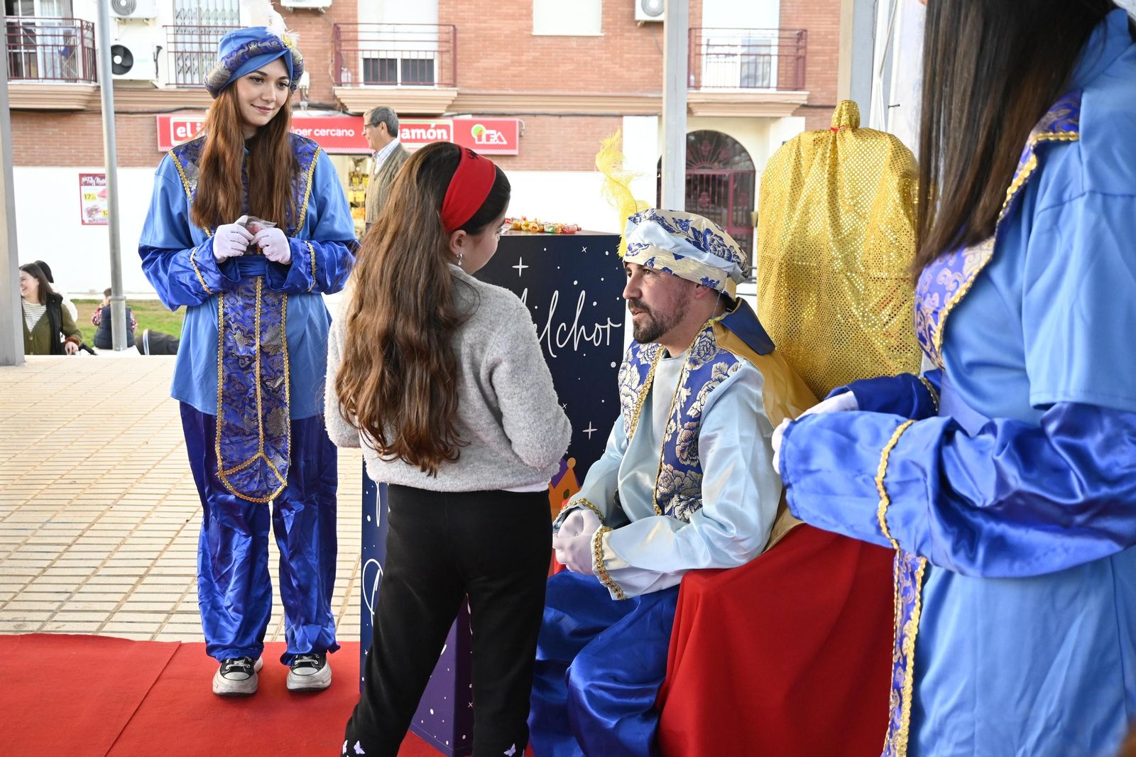 Recogida de cartas del paje real en la plaza Miguel Raya en el Molino, en imágenes