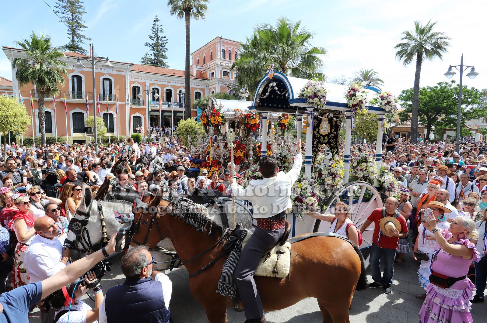 Imágenes  de Emigrantes y el gran ambiente que le ha acompañado en su salida. Rocío 2019