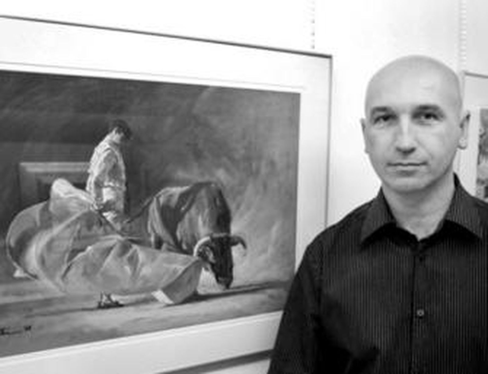 Peter Böjthe junto a una de las obras que expone en el Museo Taurino de Roquetas.