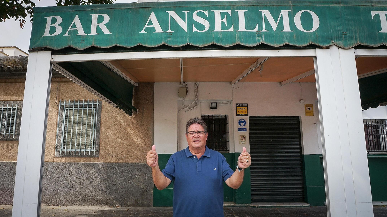 Anselmo Benítez, días atrás, en la puerta del bar, ya cerrado.