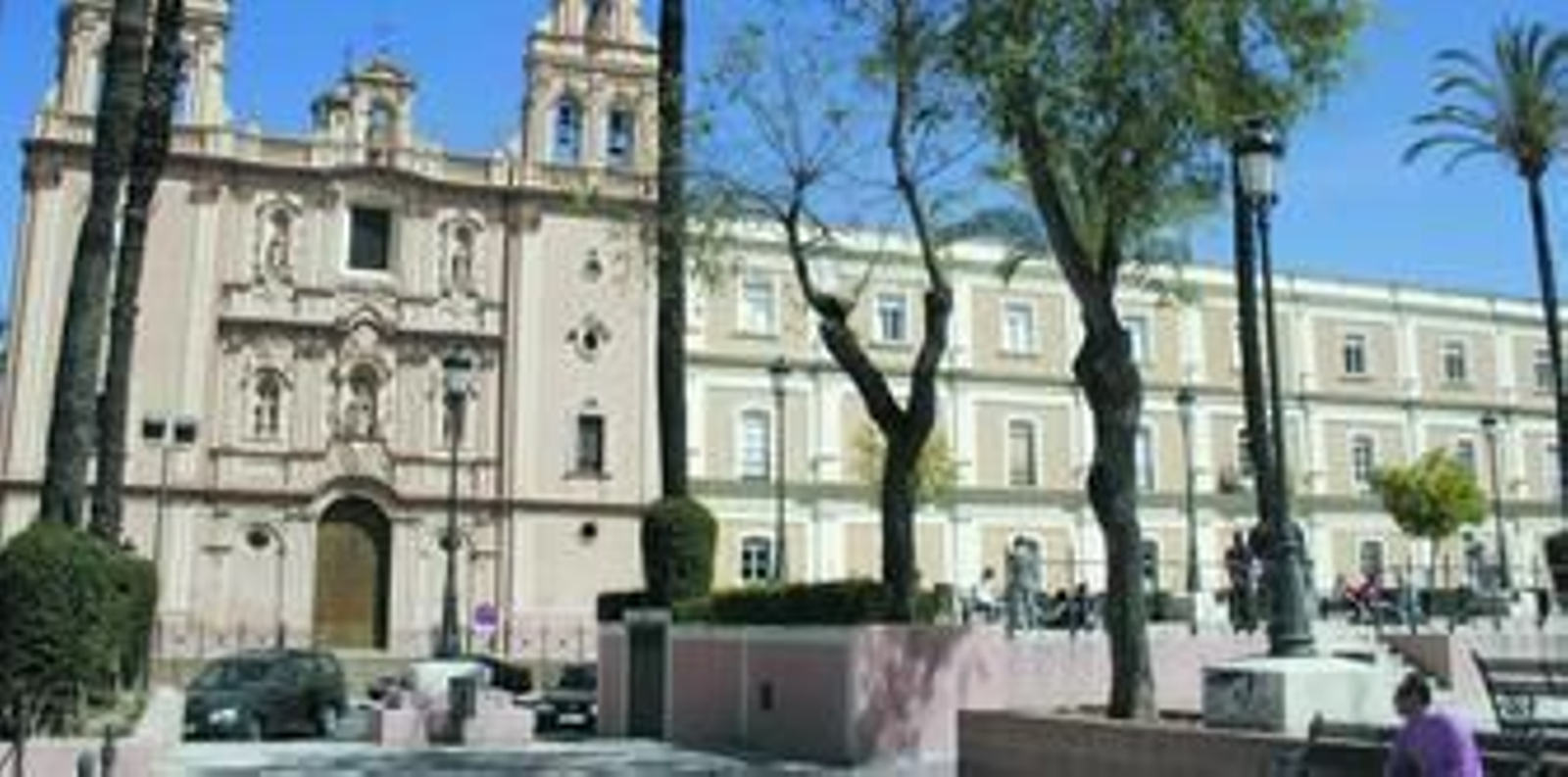 La catedral preside la popular plaza de La Merced.