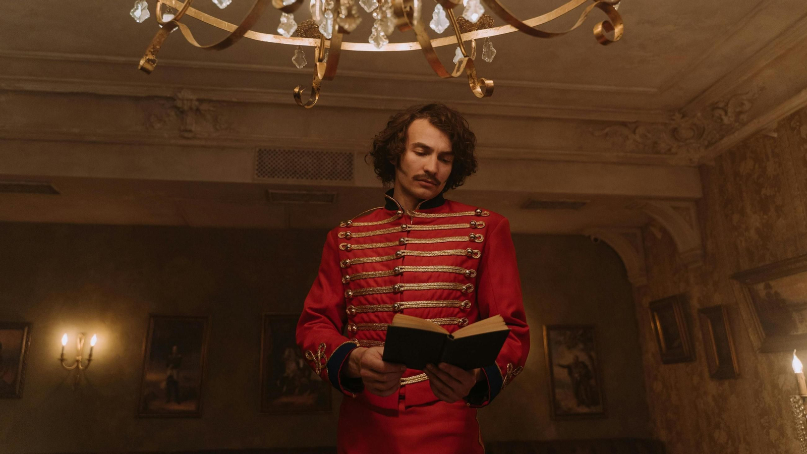 Imagina viajar en el tiempo y unirte a un baile de época con este evento de recreación histórica.