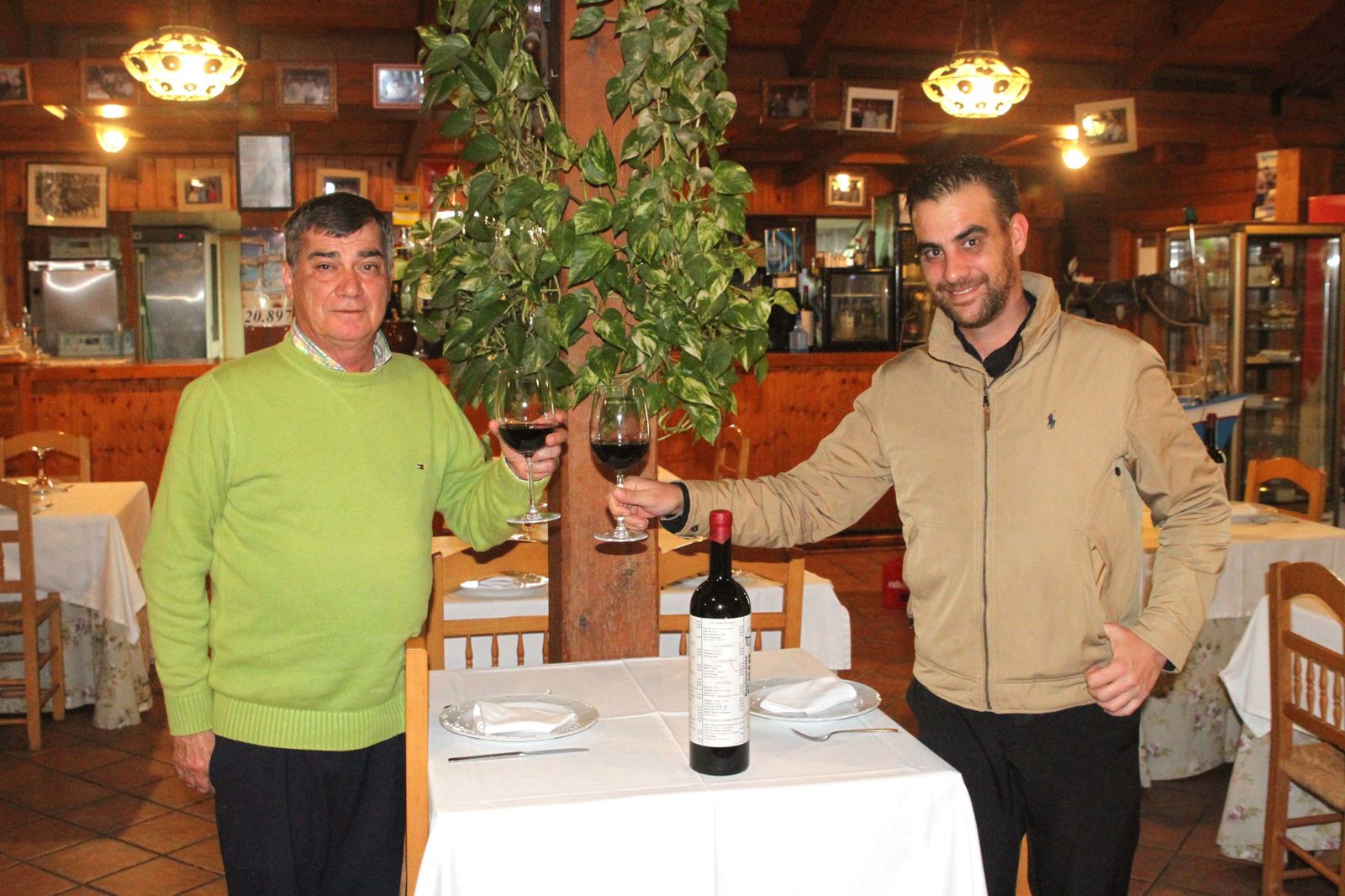 Juan Manuel Laza González y Juan Manuel Laza Avilés, en Casa Mané