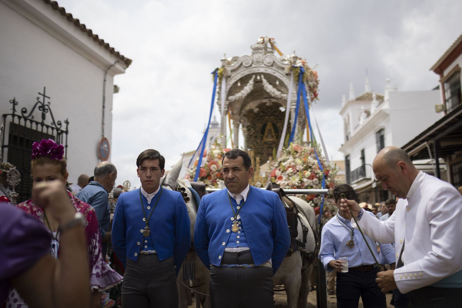 El Rocío 2023: Imágenes de ambiente en la aldea durante la presentación de las Hermandades