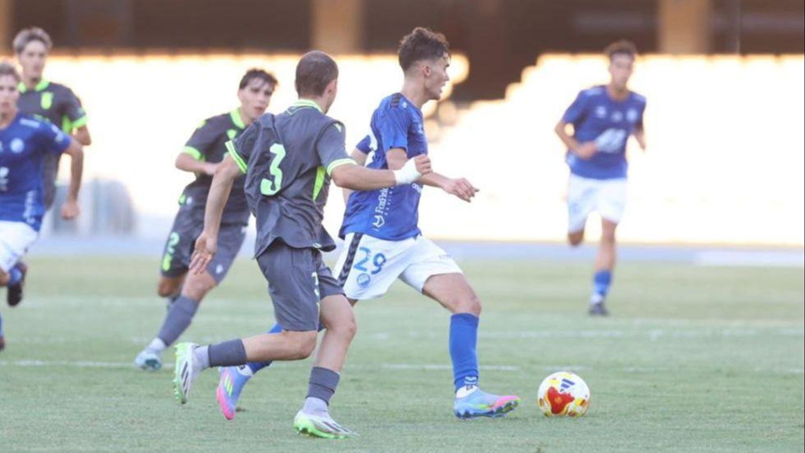 Juan Garces fue uno de los canteranos que salieron en el once inicial.