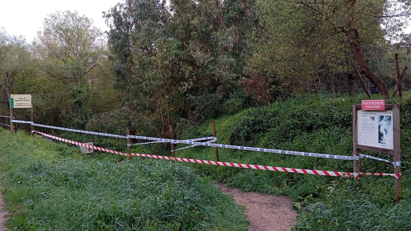 El sendero de la Mariposa Monarca, cerrado por el desembalse del pantano de Guadarranque, este jueves.