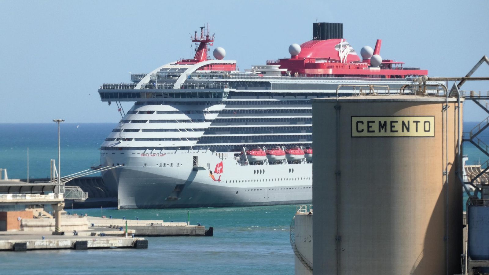 El Brilliant Lady atraca en el Muelle de Levante.