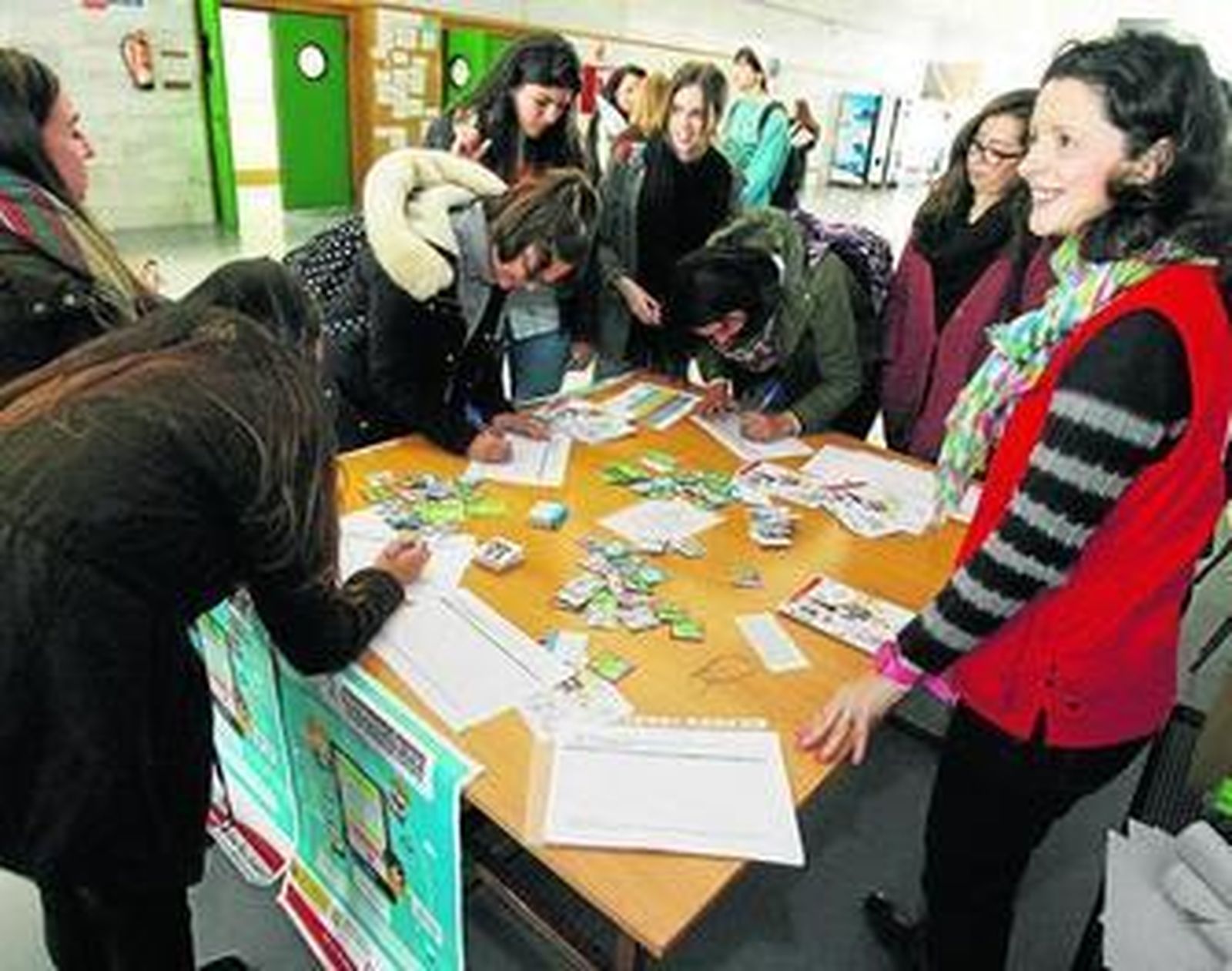 Jóvenes en una campaña informativa de prevención realizada el pasado año en la Universidad de Huelva.