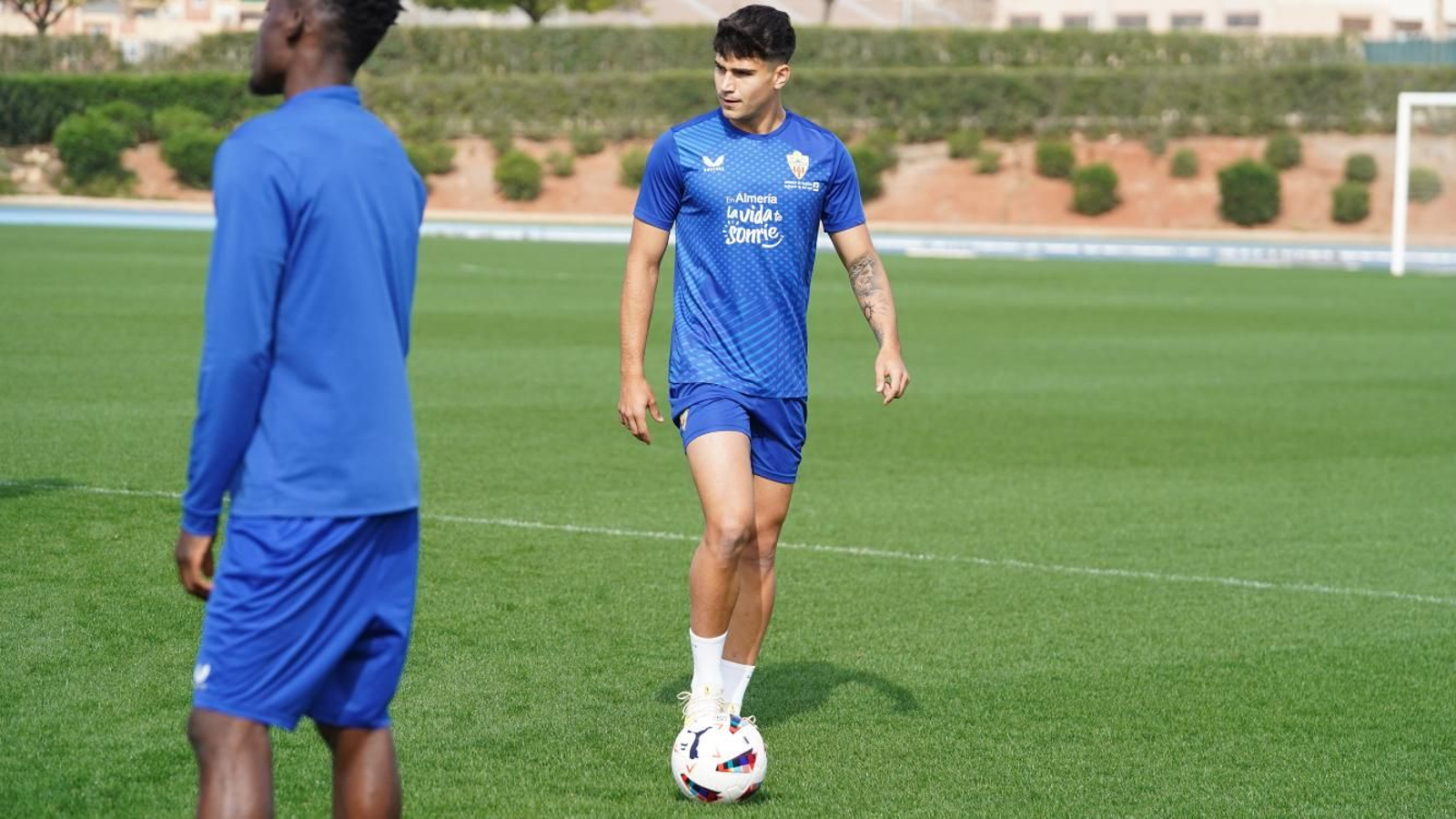 Paco Sanz se ejercita con los futbolistas del primer equipo.