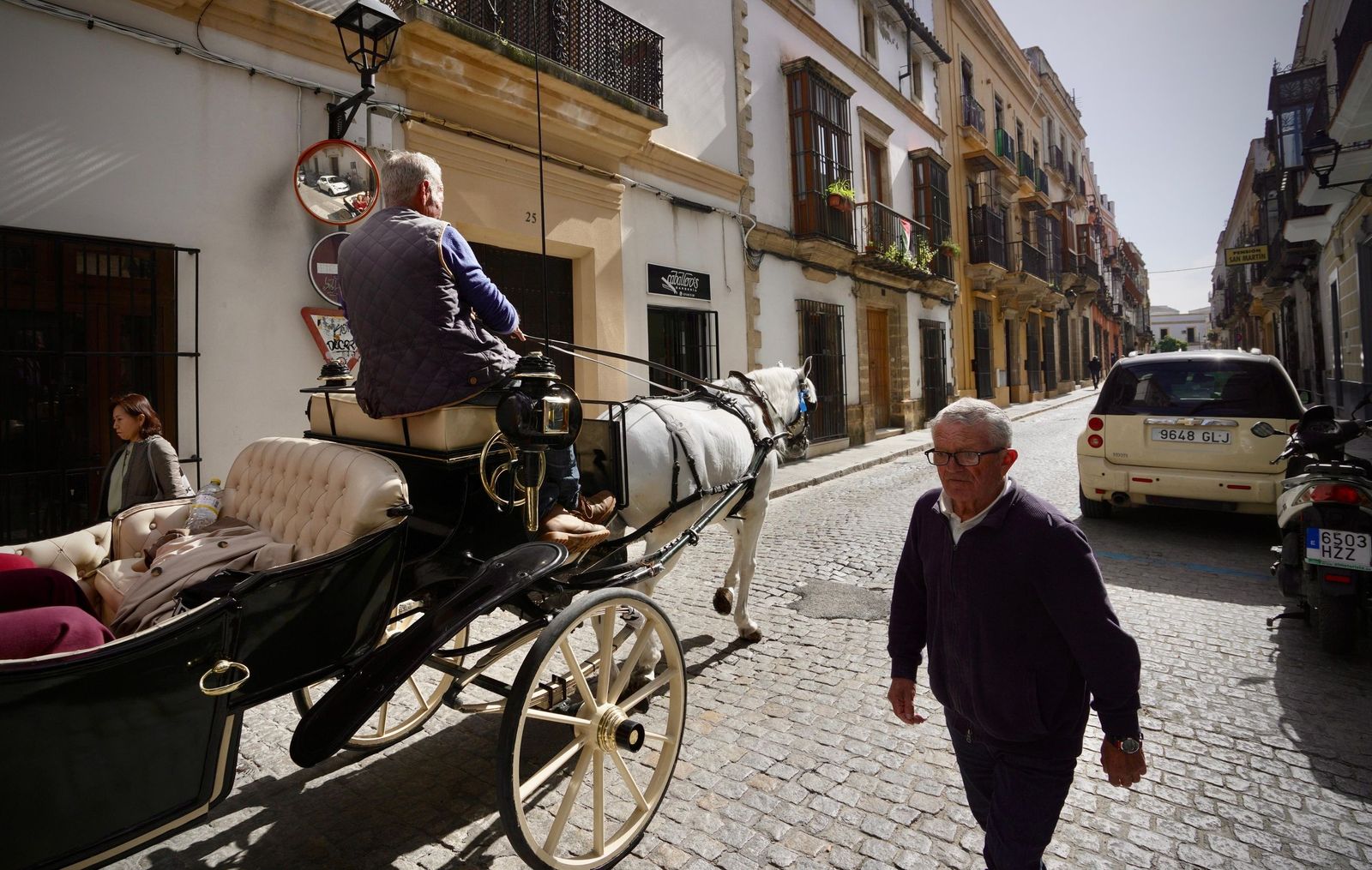 Un coche de caballos por la calle Caballeros.