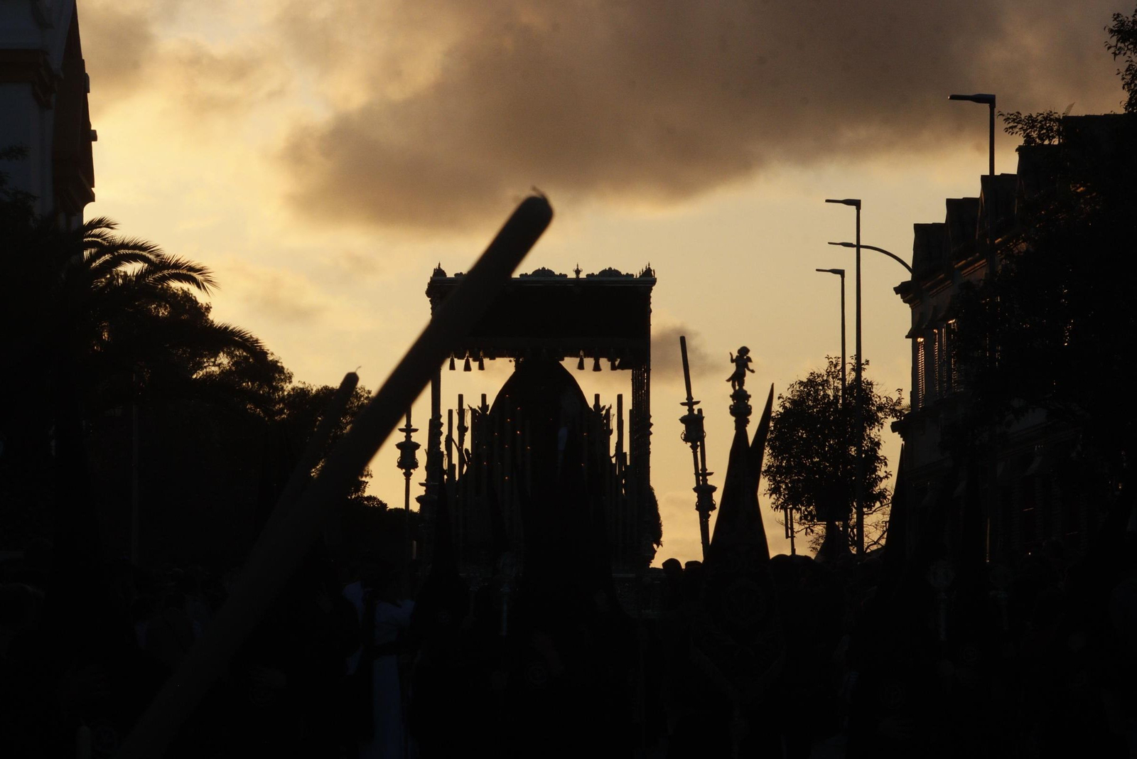Imágenes de la salida de la Soledad en la Semana Santa de Chiclana 2025