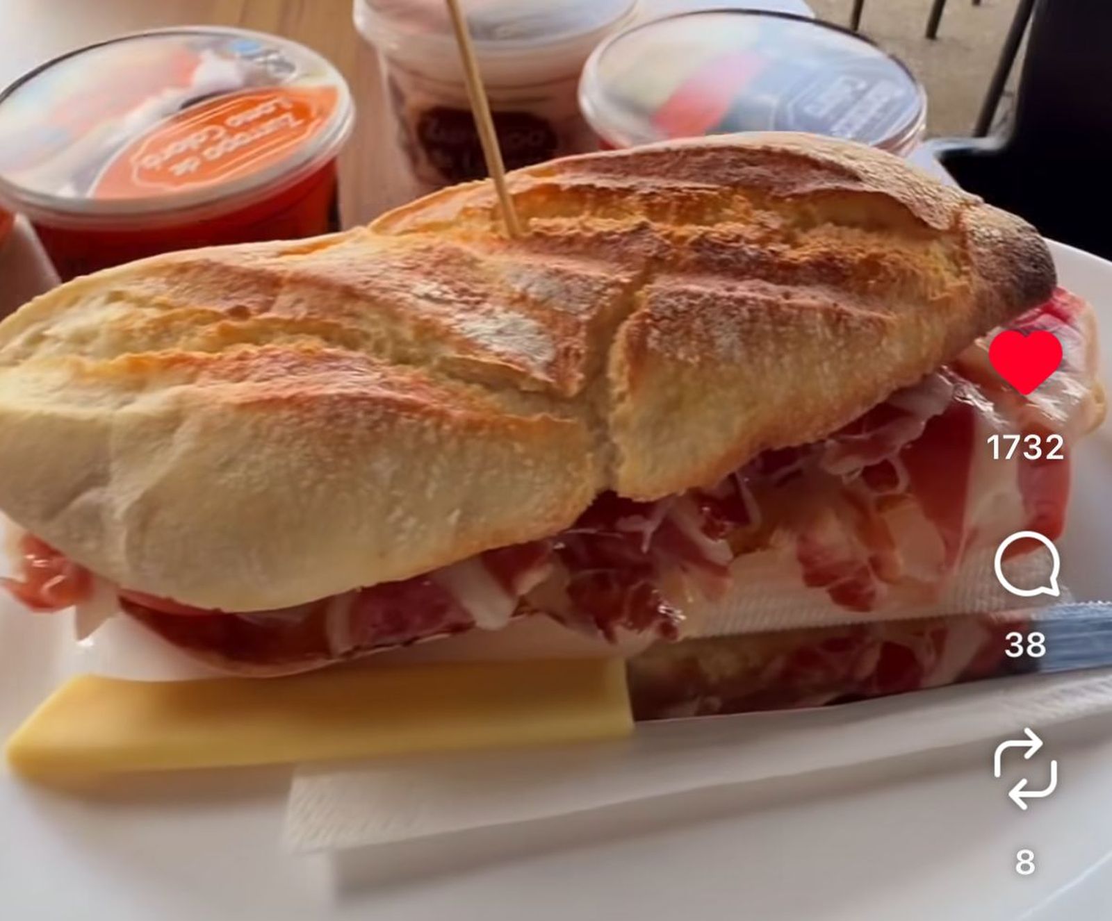Auténtico desayuno andaluz de El Bodegón 3, frente al Estadio Chapín, en Jerez.