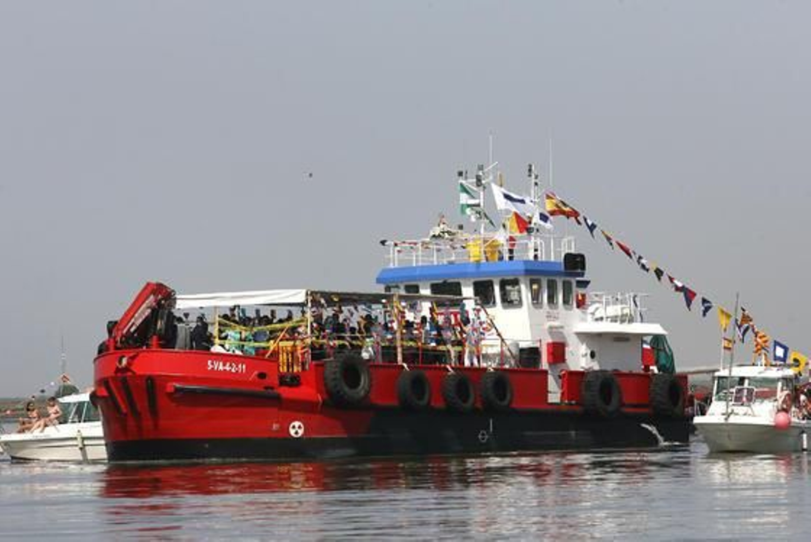 Manuela de Paz y José Ignacio Cordón arrojaron la corona a la Ría

Foto: EFE