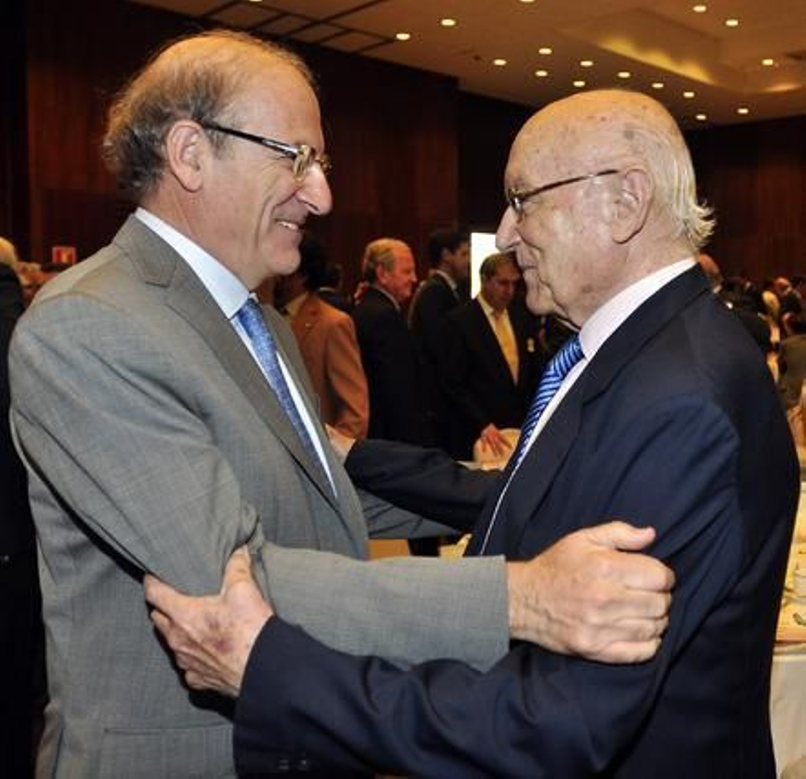 El alcalde de Huelva, Pedro Rodríguez, con Manuel Clavero.

Foto: J.C.Vázquez/V.Hidalgo/M.Gómez