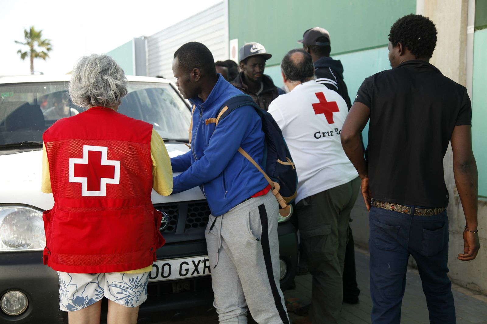 Personal de Cruz  Roja con un grupo de inmigrantes.