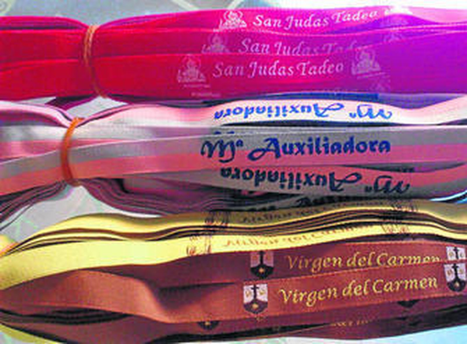 Se puede elegir color, letra, escudo y personalizarla al máximo.