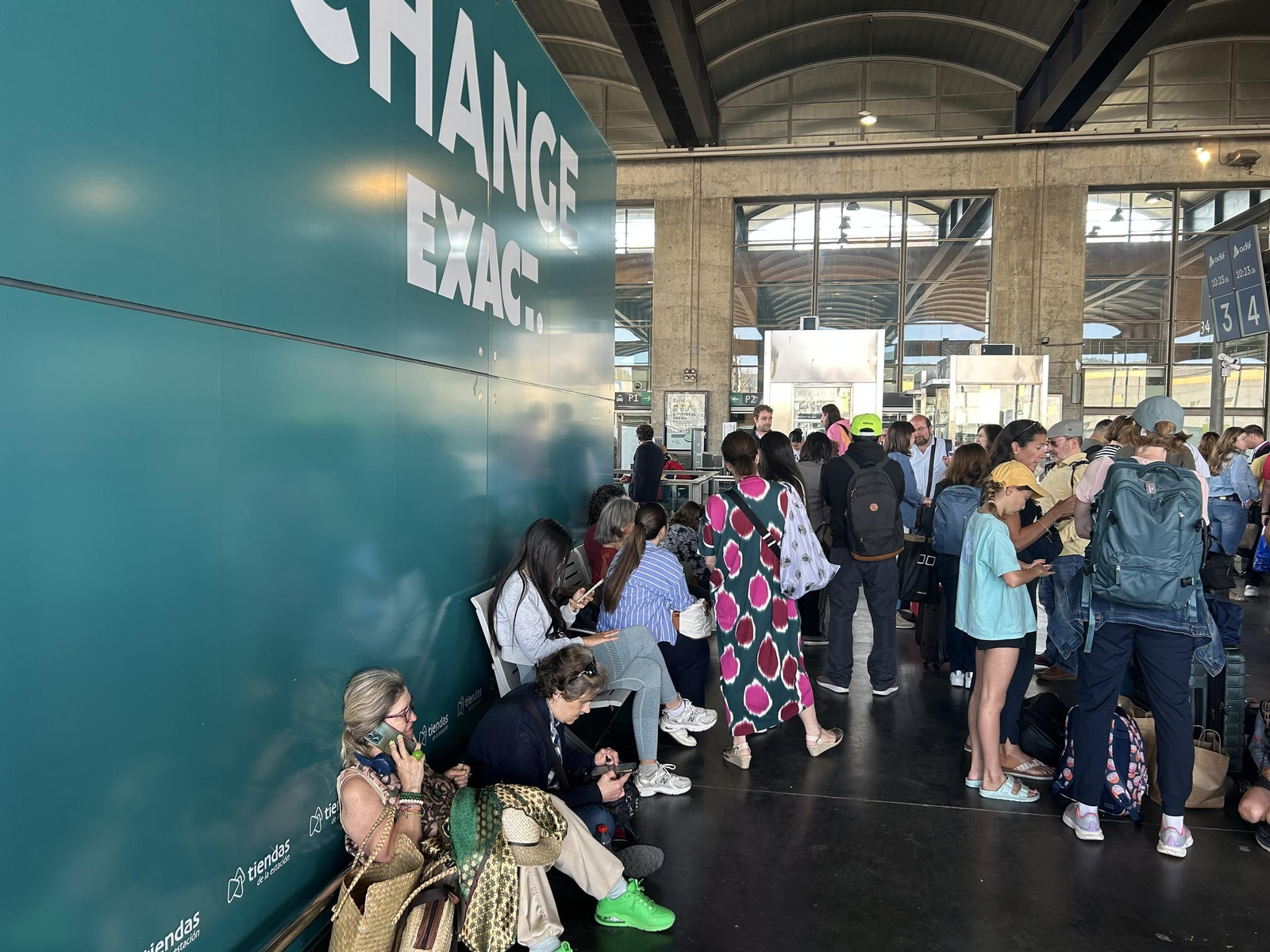 Las imágenes de la estación de trenes de Córdoba con cientos de personas atrapadas tras el apagón