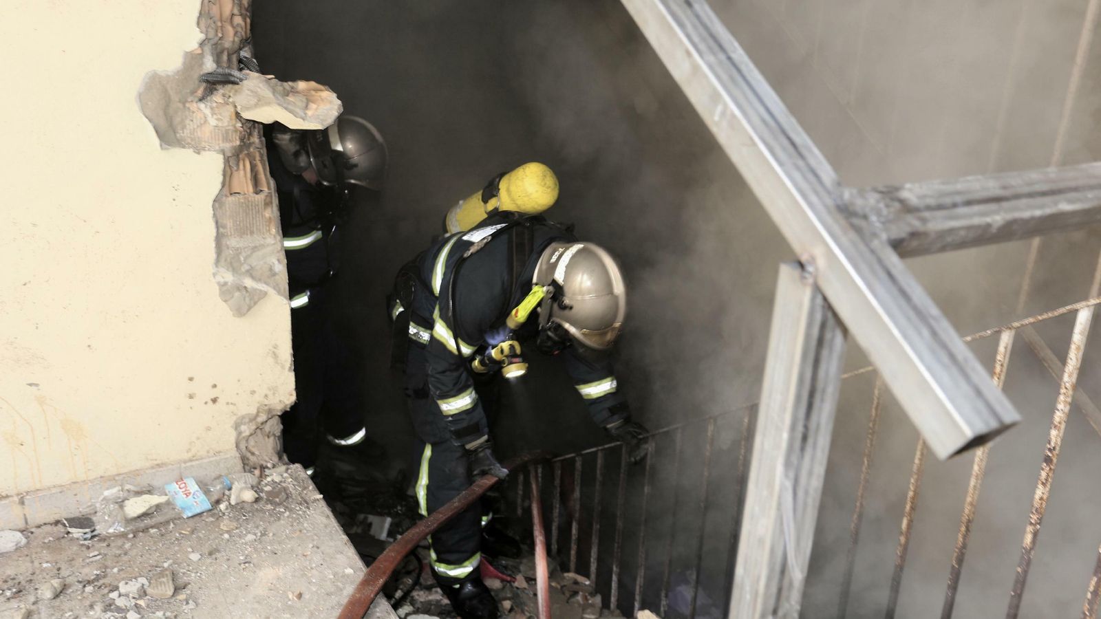 Los bomberos tuvieron que trabajar en condiciones difíciles.
