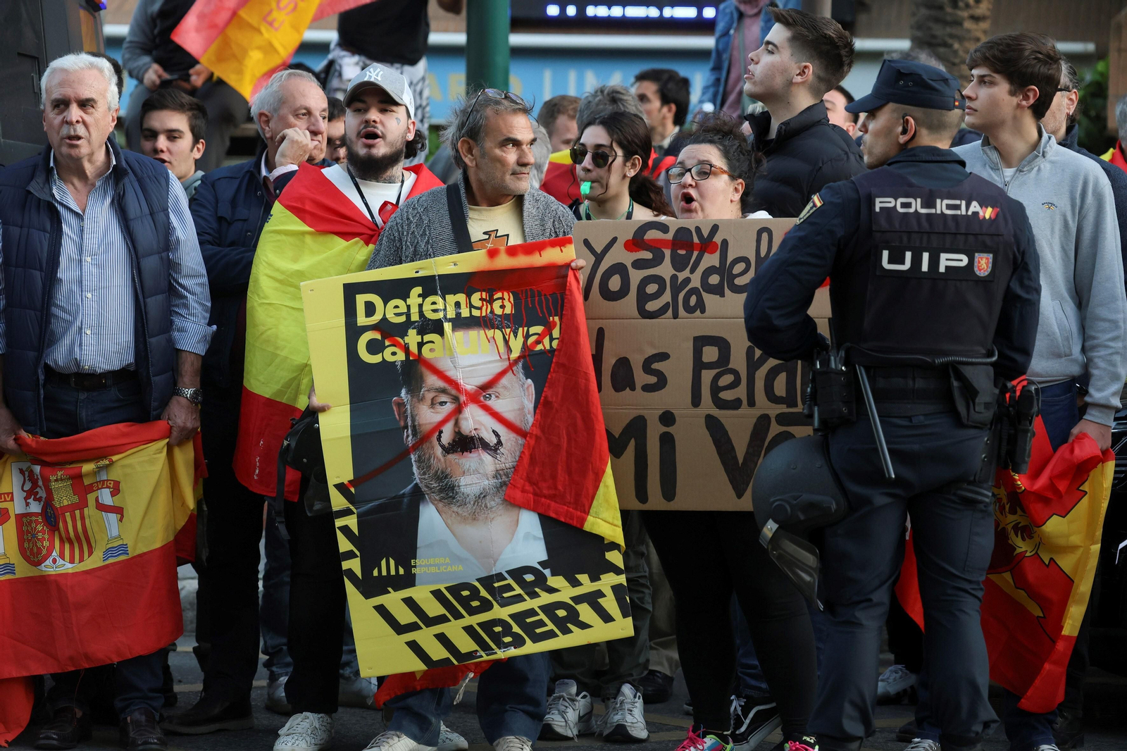 Las fotos de la protesta en Málaga contra Pedro Sánchez: "Se vende España por 7 votos" Las fotos de la protesta en Málaga contra Pedro Sánchez: "Se vende España por 7 votos"