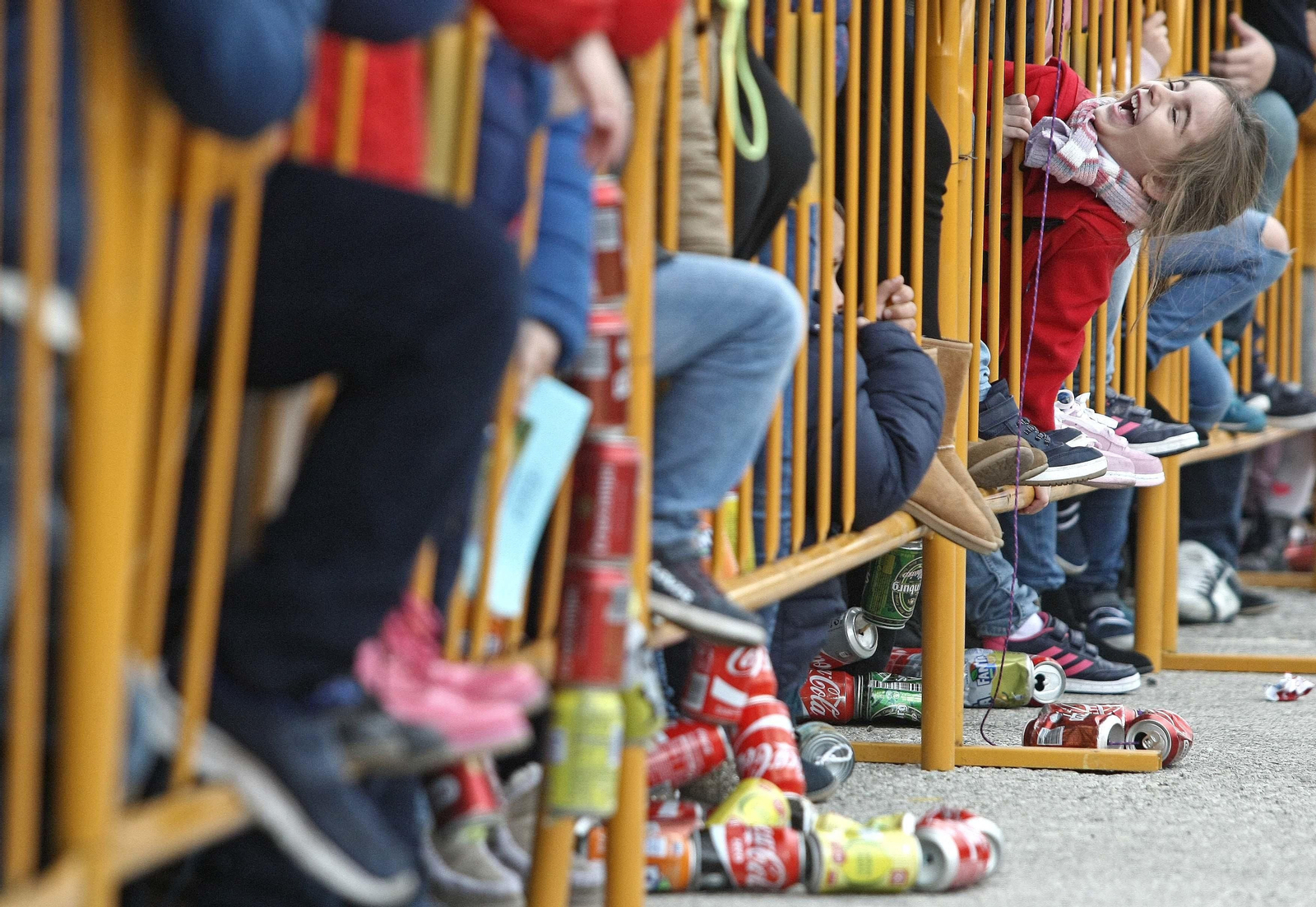 El tradicional arrastre de latas en Algeciras