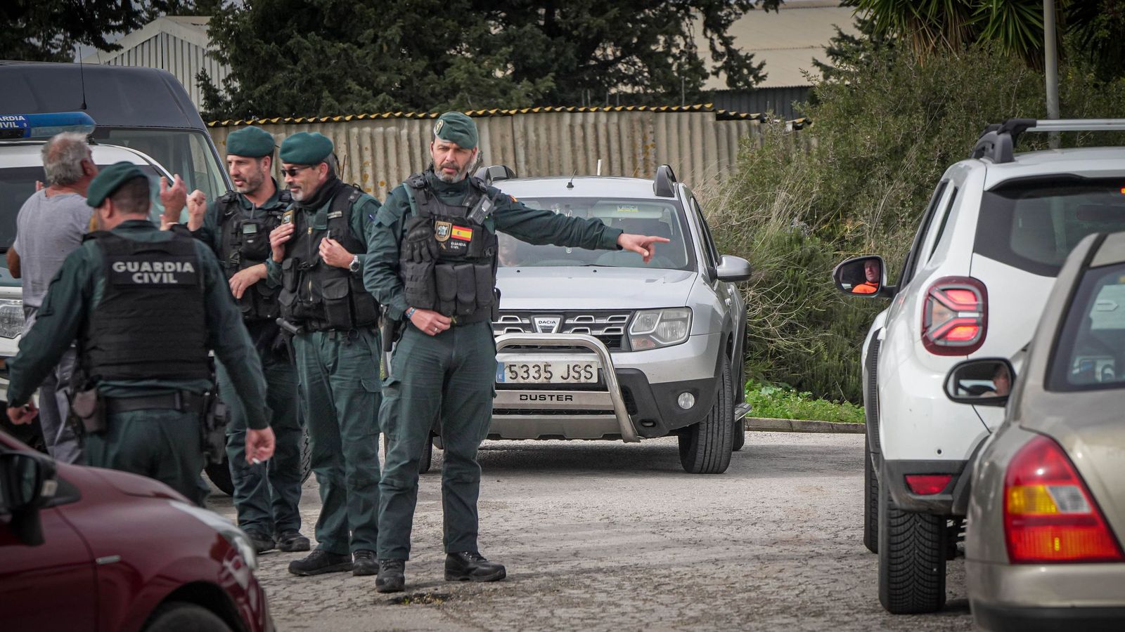 Agentes de la Guardia Civil controlando el acceso a Las Pachecas.