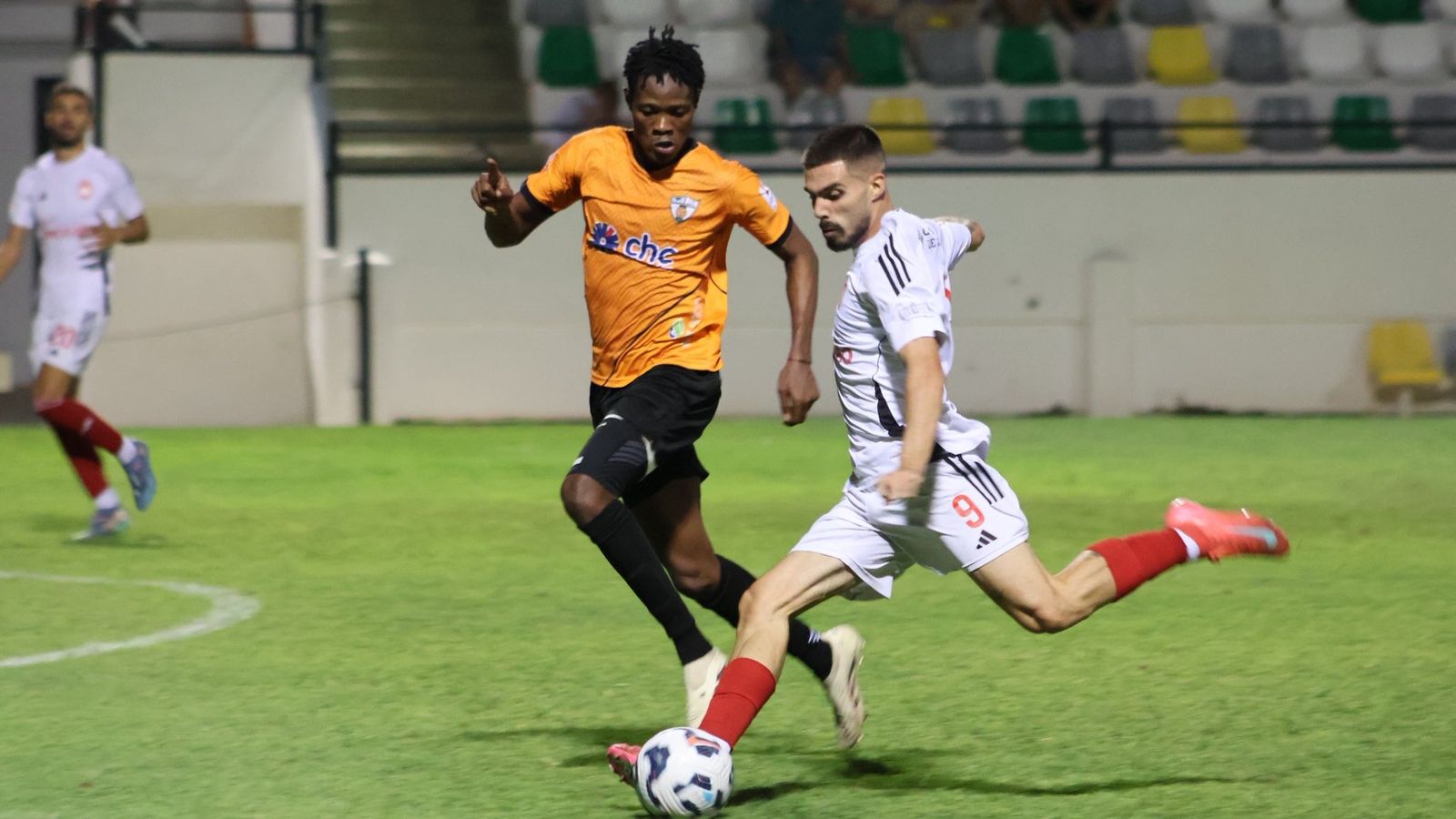 Dani Lidueña golpea el balón durante un duelo ante el Pozoblanco.