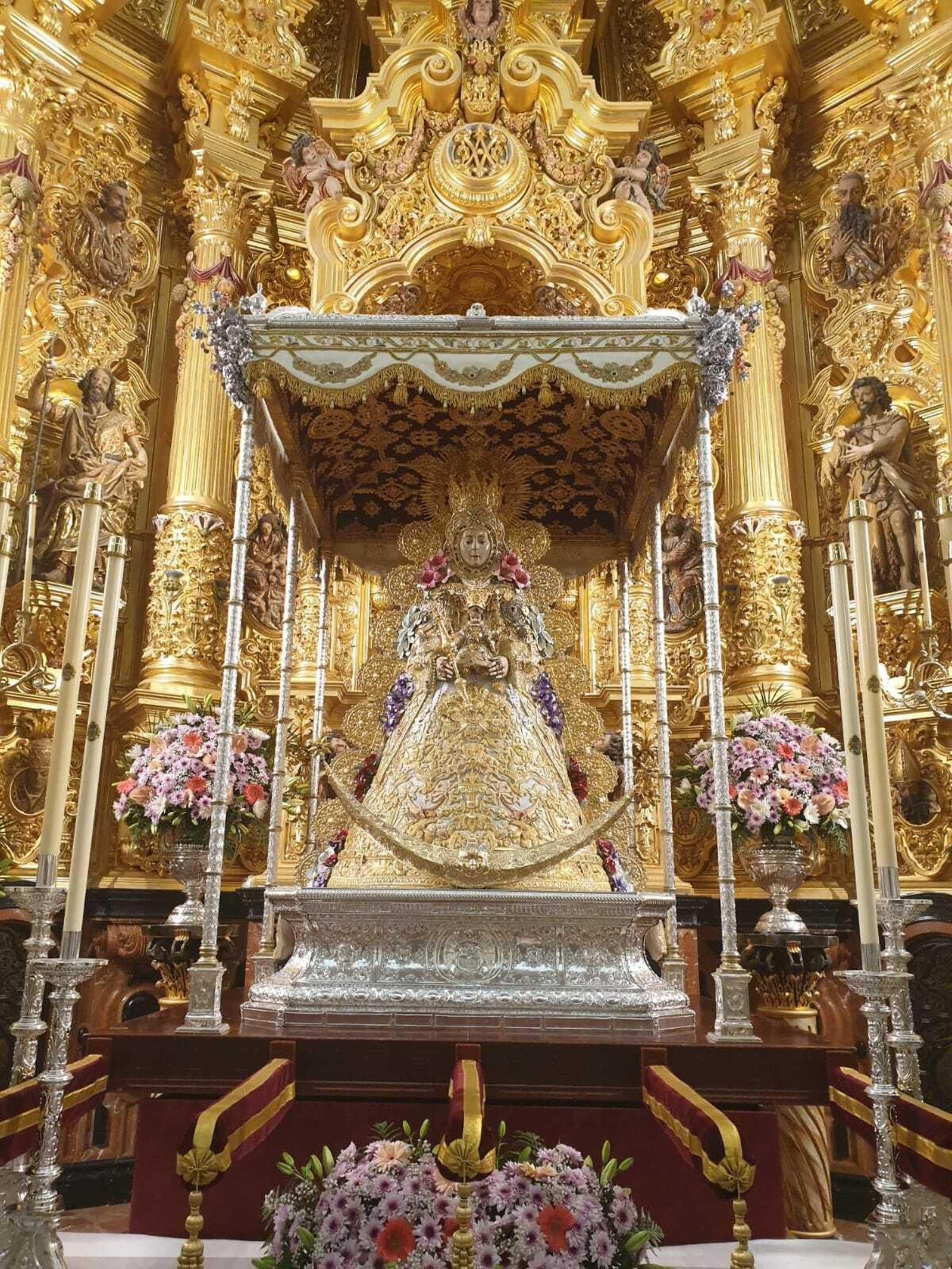 El paso de la Virgen del Rocío luce ya las bambalinas bordadas en tela