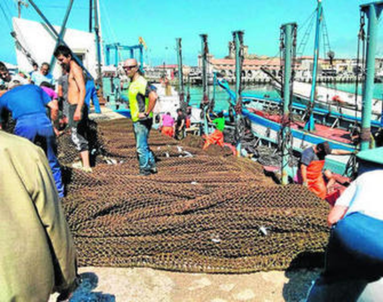 Las redes extendidas en el muelle pesquero del puerto de Tarifa, ayer.