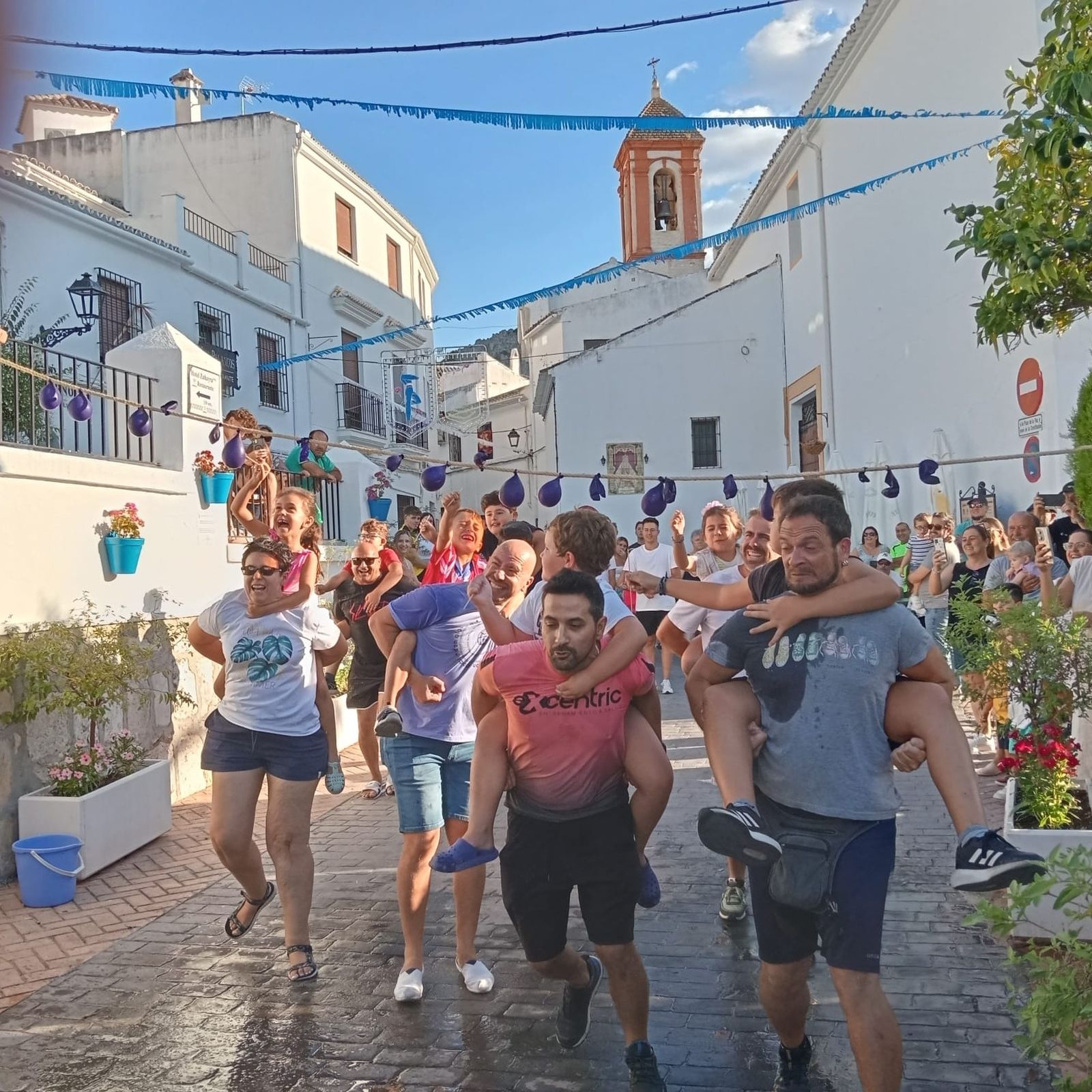 Las divertidas cucañas de Zuheros, en fotografías