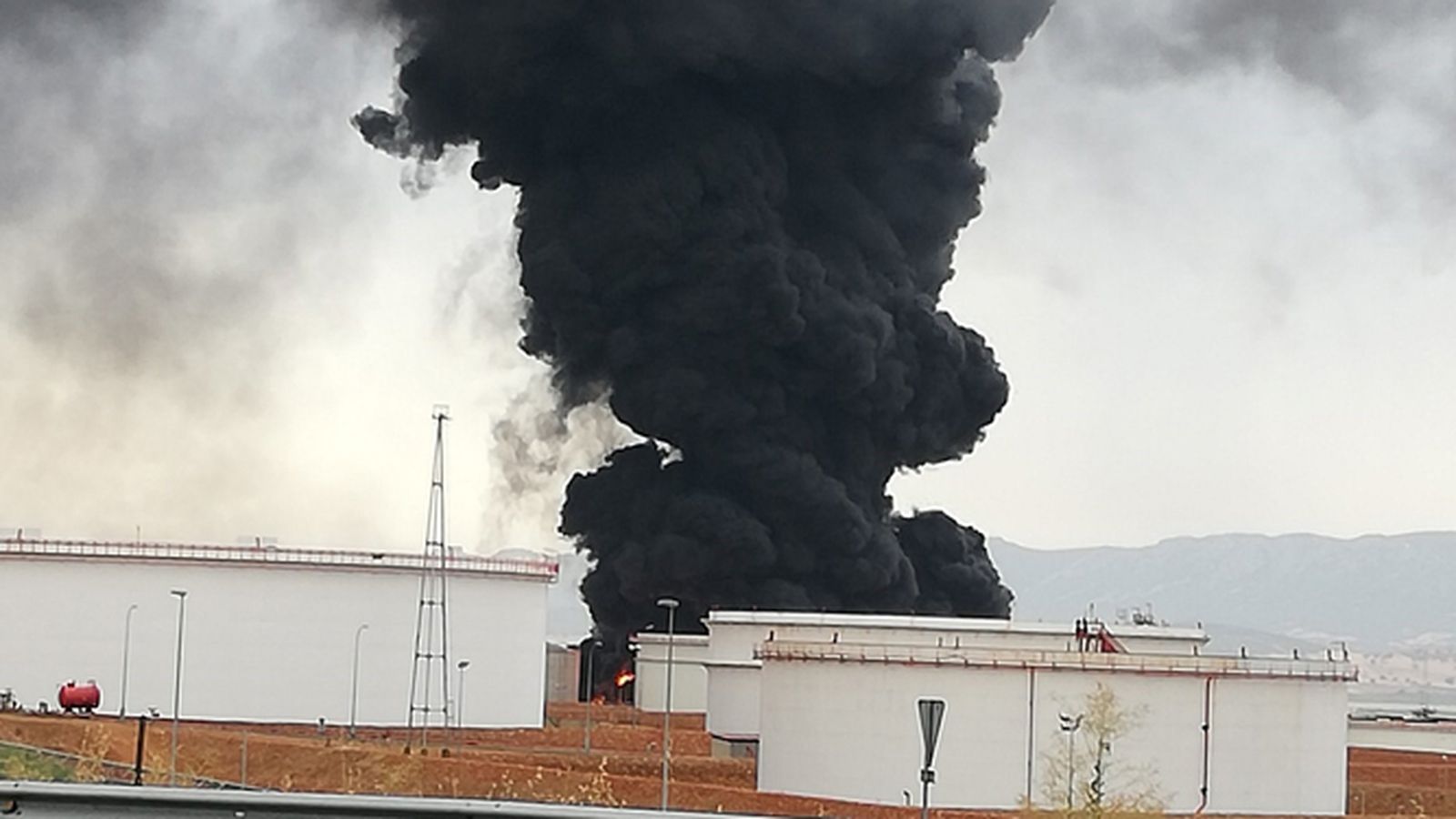 Aspecto de la gran columna de humo.