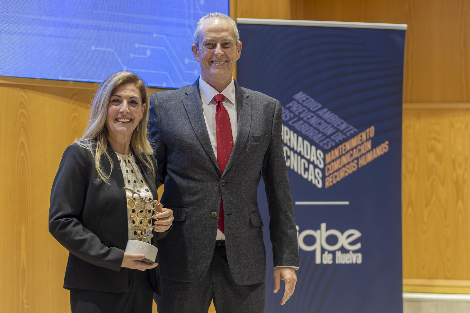 El presidente de Aiqbe, Juan del Olmo, junto a la galardonada María del Mar Díaz Requejo.